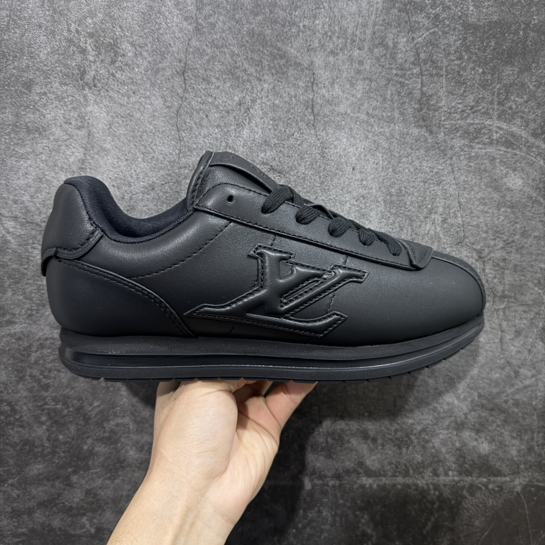 【纯原S版】莞产顶级LOUIS VUITTON × NIGO 联名款 Buttersoft FW25 牛皮革压纹 系带圆头 低帮系带圆头运动鞋 LV × Nigo 联名 FW25 最新 Buttersoft 系列 菲董操刀设计，阿甘鞋轮廓融合面包鞋风格 鞋型饱满但比例克制，上脚呈现慵懒高级感 厚鞋舌＋宽鞋带结构 鞋面采用头层牛皮＋羊皮革压纹 皮质细腻，纹理自然，耐看耐穿 鞋底为原版开模防滑 TPU 大底 全系列暴力拆借 原版开发 结构、比例与用料统一度高 尺码：35 36 37 38 39 40 41 42 43 44 45-选品中心