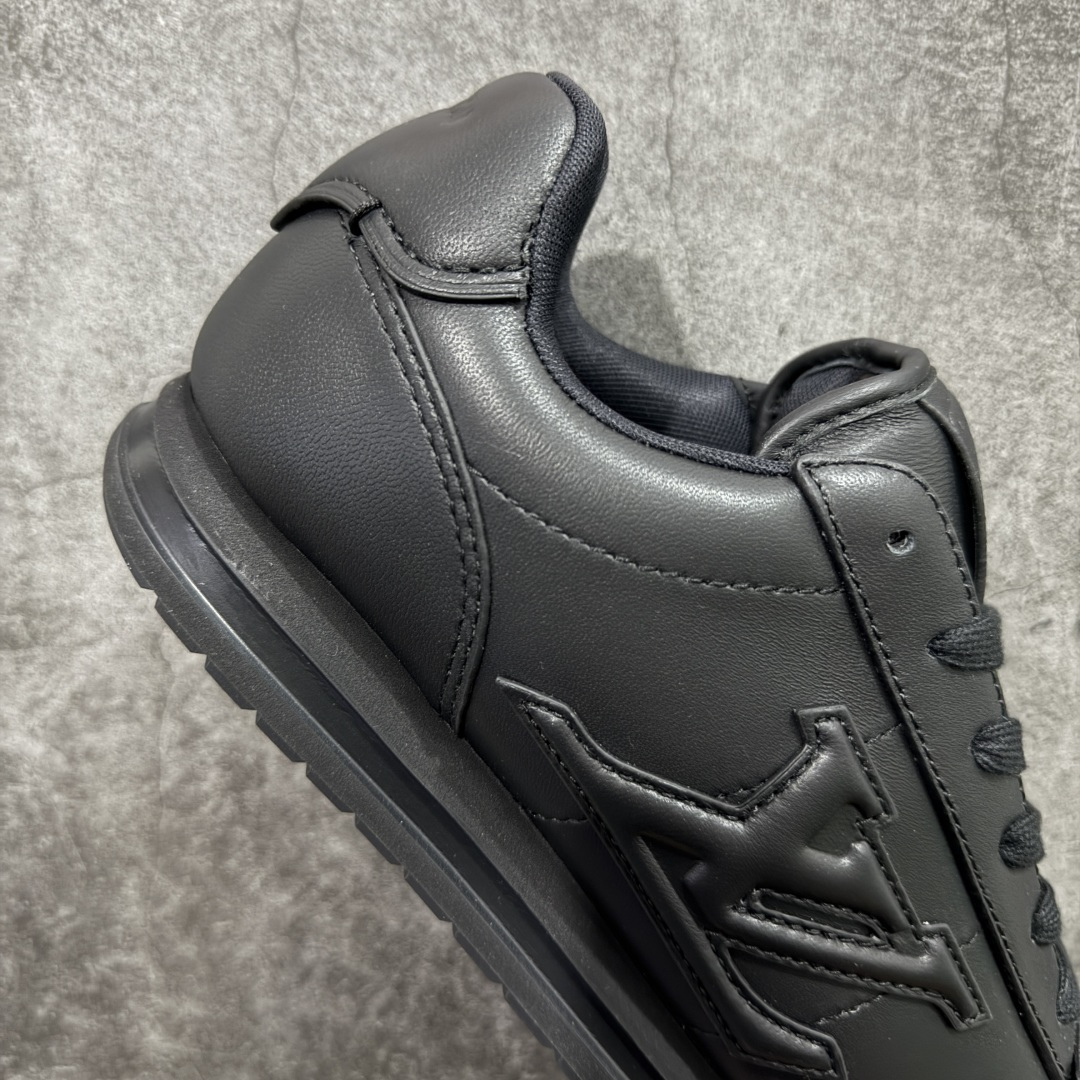 图片[7]-【纯原S版】莞产顶级LOUIS VUITTON × NIGO 联名款 Buttersoft FW25 牛皮革压纹 系带圆头 低帮系带圆头运动鞋 LV × Nigo 联名 FW25 最新 Buttersoft 系列 菲董操刀设计，阿甘鞋轮廓融合面包鞋风格 鞋型饱满但比例克制，上脚呈现慵懒高级感 厚鞋舌＋宽鞋带结构 鞋面采用头层牛皮＋羊皮革压纹 皮质细腻，纹理自然，耐看耐穿 鞋底为原版开模防滑 TPU 大底 全系列暴力拆借 原版开发 结构、比例与用料统一度高 尺码：35 36 37 38 39 40 41 42 43 44 45-选品中心