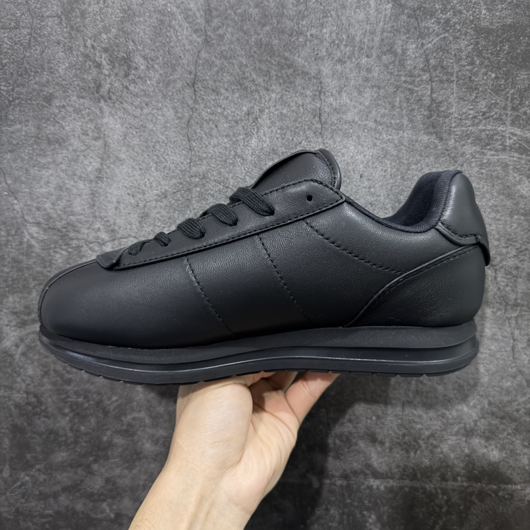 图片[2]-【纯原S版】莞产顶级LOUIS VUITTON × NIGO 联名款 Buttersoft FW25 牛皮革压纹 系带圆头 低帮系带圆头运动鞋 LV × Nigo 联名 FW25 最新 Buttersoft 系列 菲董操刀设计，阿甘鞋轮廓融合面包鞋风格 鞋型饱满但比例克制，上脚呈现慵懒高级感 厚鞋舌＋宽鞋带结构 鞋面采用头层牛皮＋羊皮革压纹 皮质细腻，纹理自然，耐看耐穿 鞋底为原版开模防滑 TPU 大底 全系列暴力拆借 原版开发 结构、比例与用料统一度高 尺码：35 36 37 38 39 40 41 42 43 44 45-选品中心