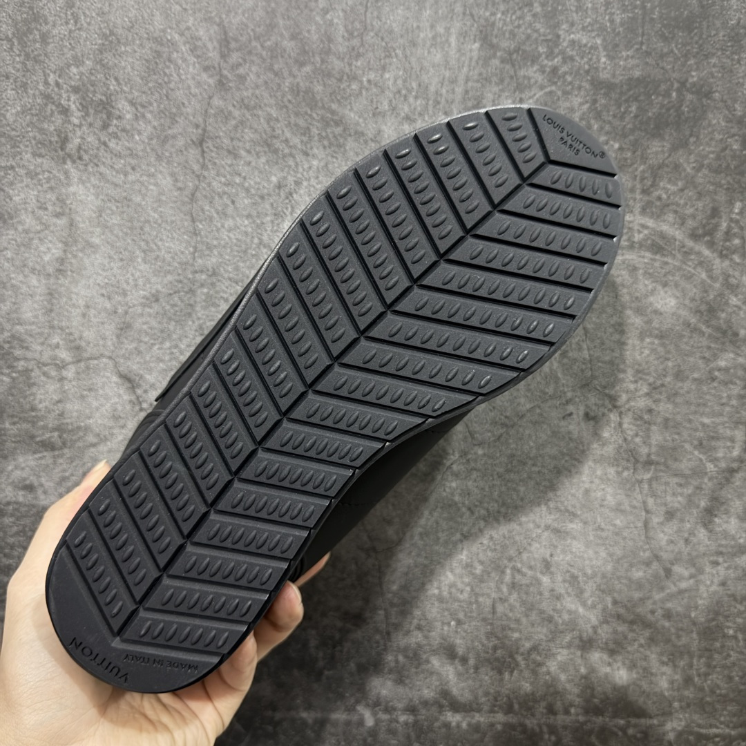 图片[9]-【纯原S版】莞产顶级LOUIS VUITTON × NIGO 联名款 Buttersoft FW25 牛皮革压纹 系带圆头 低帮系带圆头运动鞋 LV × Nigo 联名 FW25 最新 Buttersoft 系列 菲董操刀设计，阿甘鞋轮廓融合面包鞋风格 鞋型饱满但比例克制，上脚呈现慵懒高级感 厚鞋舌＋宽鞋带结构 鞋面采用头层牛皮＋羊皮革压纹 皮质细腻，纹理自然，耐看耐穿 鞋底为原版开模防滑 TPU 大底 全系列暴力拆借 原版开发 结构、比例与用料统一度高 尺码：35 36 37 38 39 40 41 42 43 44 45-选品中心