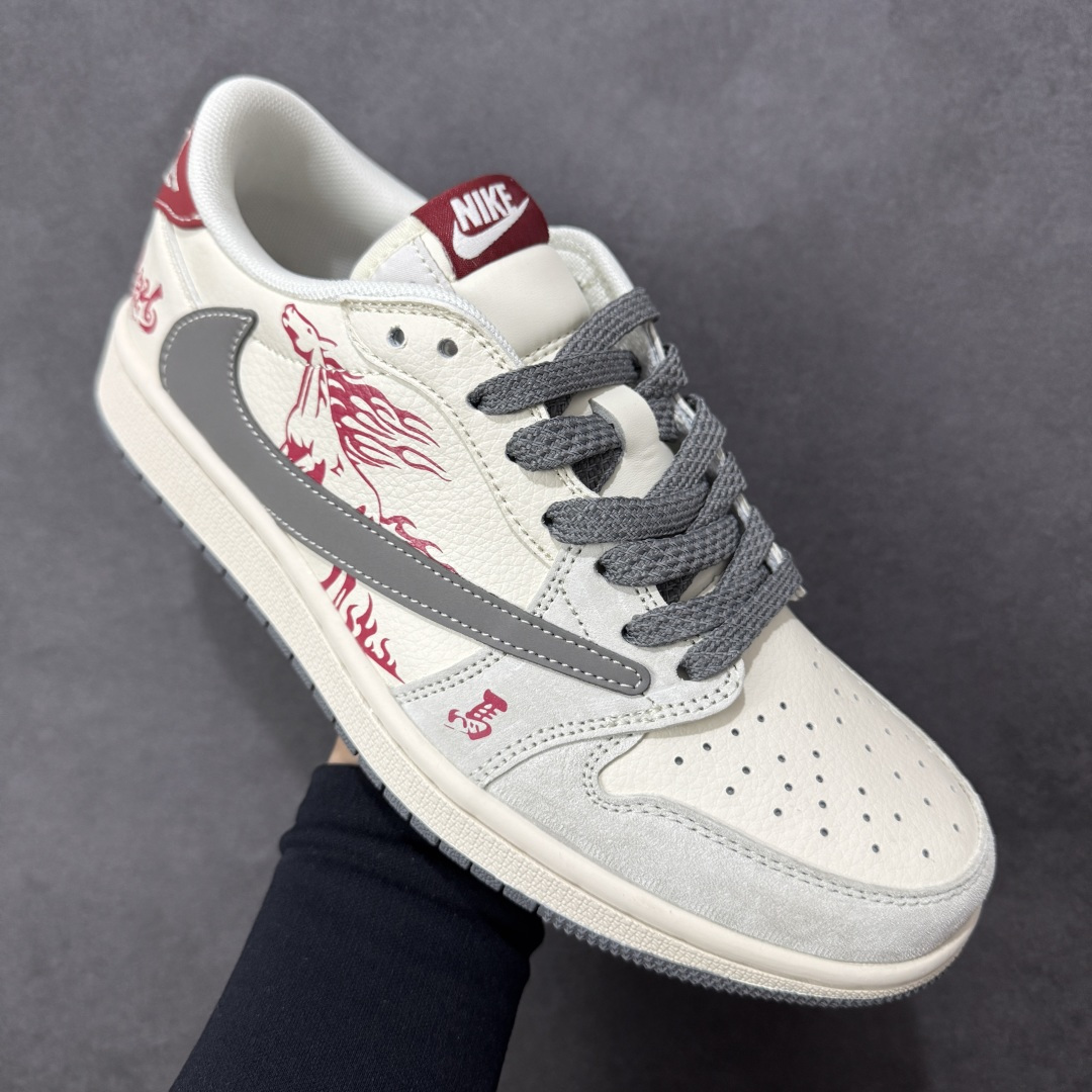 图片[3]-【定制版】2026马年典藏｜Air Jordan Low 「焰马踏云」限定款！当AJ1 Low的复古基因遇上马年祥瑞，这双鞋不止是潮流单品，更是为你量身打造的「新年开运战靴」。鞋身的红色火焰纹勾勒出骏马奔腾的姿态，如同踏云而来的祥瑞神兽；后跟的「2026」与「马」字标识，将中式生肖文化与街头潮流深度绑定。米白鞋身搭配质感灰色Swoosh，红色火焰纹样点缀其中，既有高级感又不失新年氛围，复古做旧的鞋身质感更添收藏价值。 货号：JJ2508-101 尺码：36 36.5 37.5 38 38.5 39 40 40.5 41 42 42.5 43 44 44.5 45-选品中心
