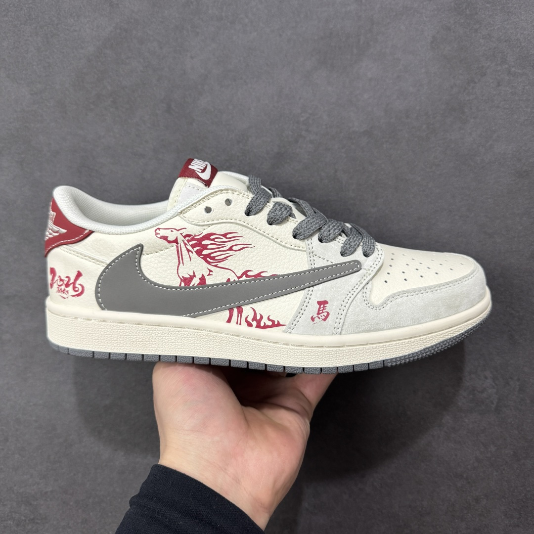 【定制版】2026马年典藏｜Air Jordan Low 「焰马踏云」限定款！当AJ1 Low的复古基因遇上马年祥瑞，这双鞋不止是潮流单品，更是为你量身打造的「新年开运战靴」。鞋身的红色火焰纹勾勒出骏马奔腾的姿态，如同踏云而来的祥瑞神兽；后跟的「2026」与「马」字标识，将中式生肖文化与街头潮流深度绑定。米白鞋身搭配质感灰色Swoosh，红色火焰纹样点缀其中，既有高级感又不失新年氛围，复古做旧的鞋身质感更添收藏价值。 货号：JJ2508-101 尺码：36 36.5 37.5 38 38.5 39 40 40.5 41 42 42.5 43 44 44.5 45-选品中心