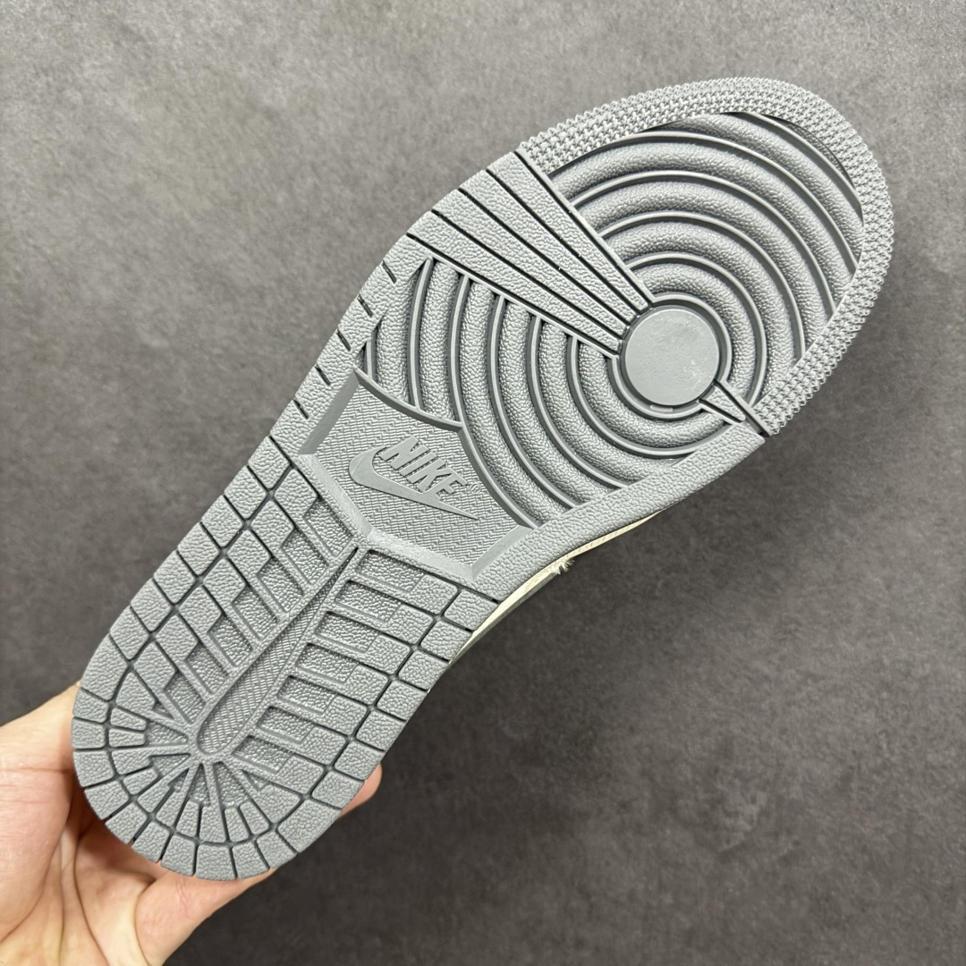 图片[9]-【定制版】2026马年典藏｜Air Jordan Low 「焰马踏云」限定款！当AJ1 Low的复古基因遇上马年祥瑞，这双鞋不止是潮流单品，更是为你量身打造的「新年开运战靴」。鞋身的红色火焰纹勾勒出骏马奔腾的姿态，如同踏云而来的祥瑞神兽；后跟的「2026」与「马」字标识，将中式生肖文化与街头潮流深度绑定。米白鞋身搭配质感灰色Swoosh，红色火焰纹样点缀其中，既有高级感又不失新年氛围，复古做旧的鞋身质感更添收藏价值。 货号：JJ2508-101 尺码：36 36.5 37.5 38 38.5 39 40 40.5 41 42 42.5 43 44 44.5 45-选品中心