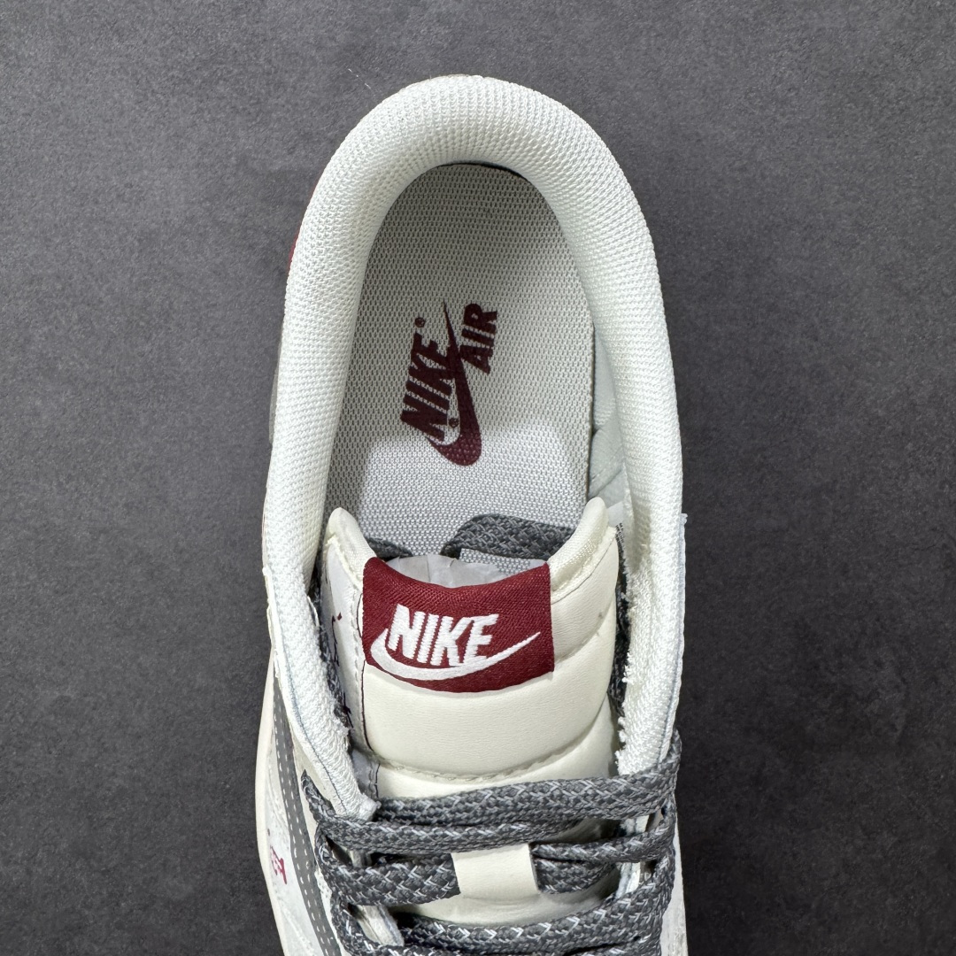 图片[7]-【定制版】2026马年典藏｜Air Jordan Low 「焰马踏云」限定款！当AJ1 Low的复古基因遇上马年祥瑞，这双鞋不止是潮流单品，更是为你量身打造的「新年开运战靴」。鞋身的红色火焰纹勾勒出骏马奔腾的姿态，如同踏云而来的祥瑞神兽；后跟的「2026」与「马」字标识，将中式生肖文化与街头潮流深度绑定。米白鞋身搭配质感灰色Swoosh，红色火焰纹样点缀其中，既有高级感又不失新年氛围，复古做旧的鞋身质感更添收藏价值。 货号：JJ2508-101 尺码：36 36.5 37.5 38 38.5 39 40 40.5 41 42 42.5 43 44 44.5 45-选品中心