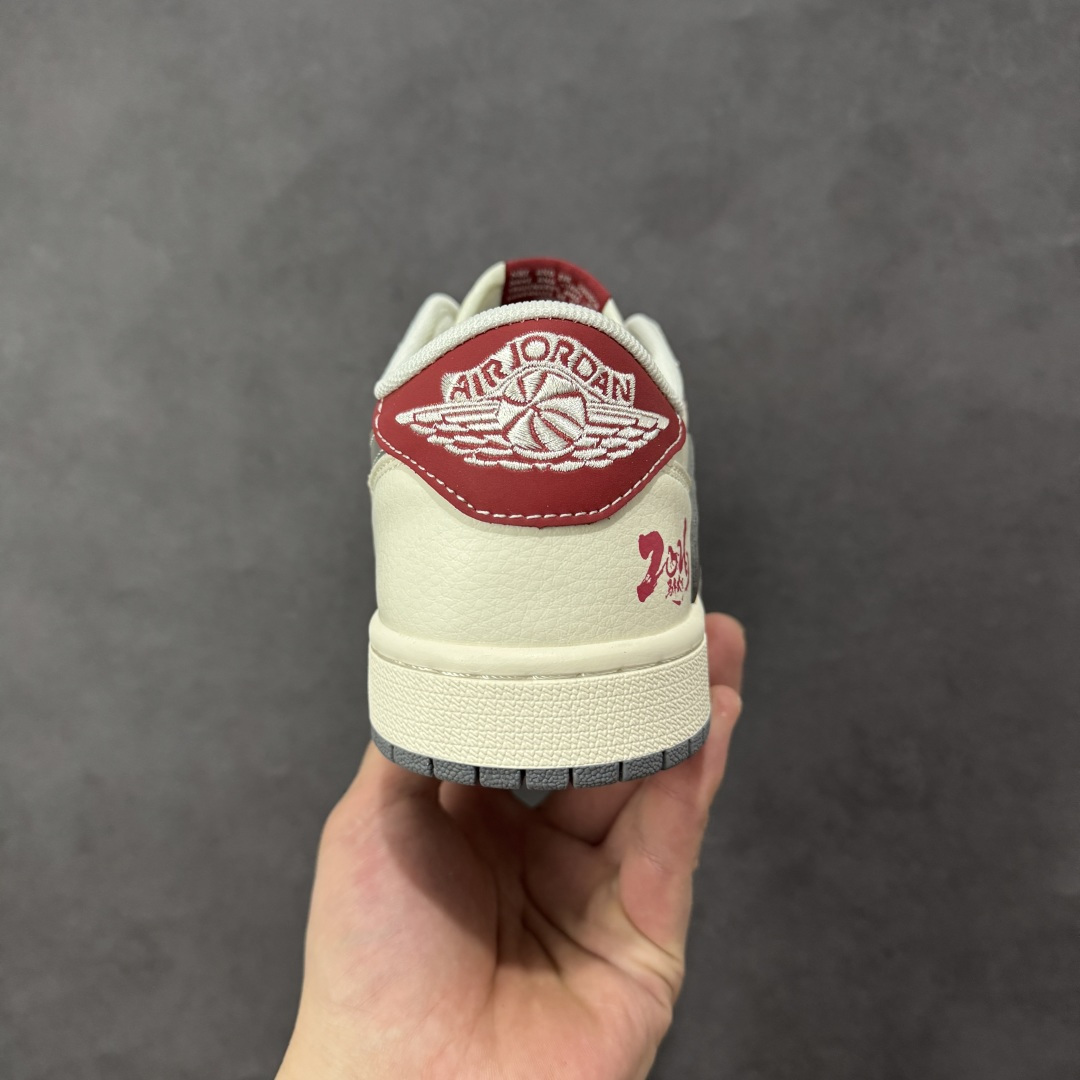 图片[4]-【定制版】2026马年典藏｜Air Jordan Low 「焰马踏云」限定款！当AJ1 Low的复古基因遇上马年祥瑞，这双鞋不止是潮流单品，更是为你量身打造的「新年开运战靴」。鞋身的红色火焰纹勾勒出骏马奔腾的姿态，如同踏云而来的祥瑞神兽；后跟的「2026」与「马」字标识，将中式生肖文化与街头潮流深度绑定。米白鞋身搭配质感灰色Swoosh，红色火焰纹样点缀其中，既有高级感又不失新年氛围，复古做旧的鞋身质感更添收藏价值。 货号：JJ2508-101 尺码：36 36.5 37.5 38 38.5 39 40 40.5 41 42 42.5 43 44 44.5 45-选品中心