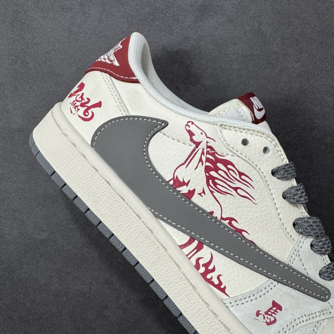 图片[6]-【定制版】2026马年典藏｜Air Jordan Low 「焰马踏云」限定款！当AJ1 Low的复古基因遇上马年祥瑞，这双鞋不止是潮流单品，更是为你量身打造的「新年开运战靴」。鞋身的红色火焰纹勾勒出骏马奔腾的姿态，如同踏云而来的祥瑞神兽；后跟的「2026」与「马」字标识，将中式生肖文化与街头潮流深度绑定。米白鞋身搭配质感灰色Swoosh，红色火焰纹样点缀其中，既有高级感又不失新年氛围，复古做旧的鞋身质感更添收藏价值。 货号：JJ2508-101 尺码：36 36.5 37.5 38 38.5 39 40 40.5 41 42 42.5 43 44 44.5 45-选品中心