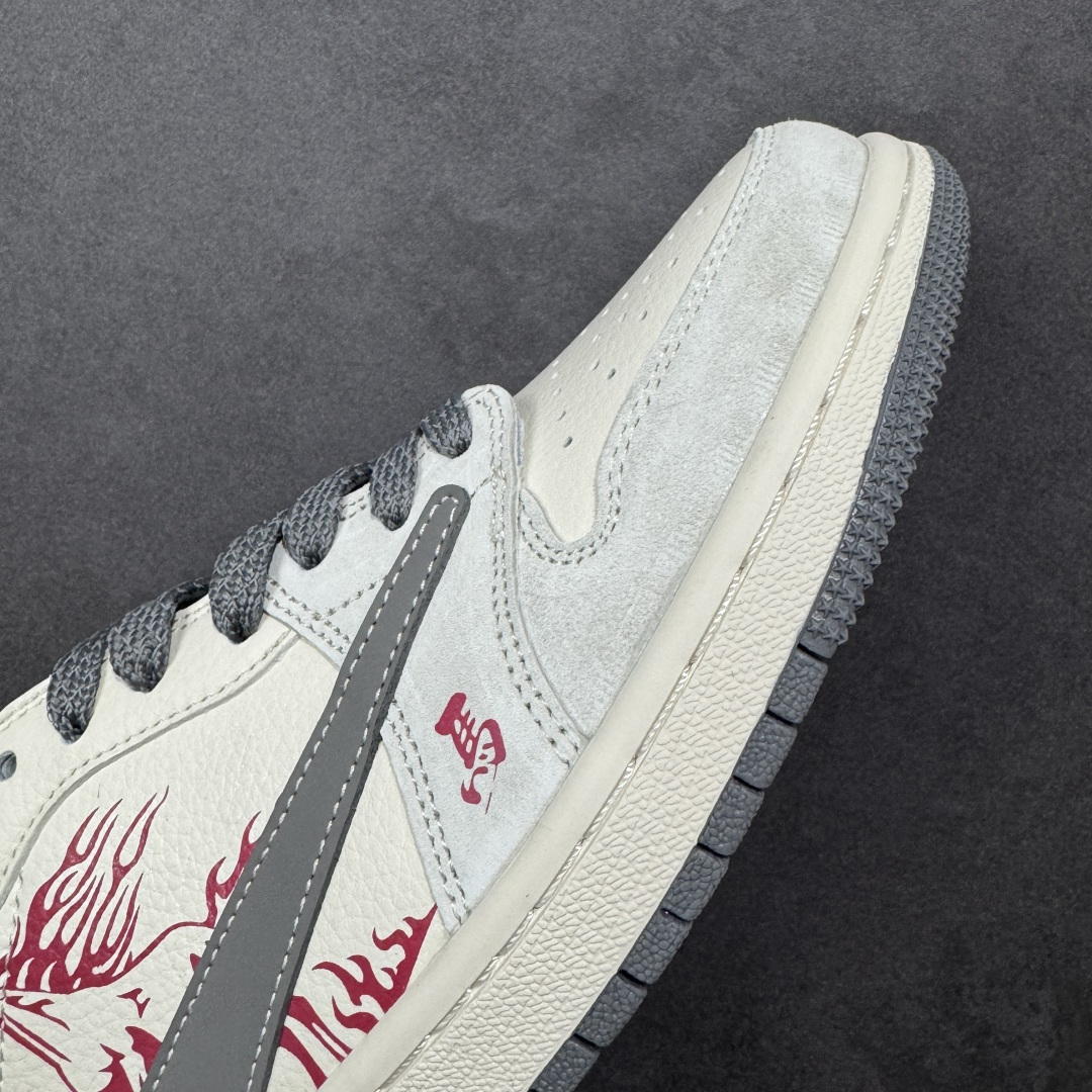图片[5]-【定制版】2026马年典藏｜Air Jordan Low 「焰马踏云」限定款！当AJ1 Low的复古基因遇上马年祥瑞，这双鞋不止是潮流单品，更是为你量身打造的「新年开运战靴」。鞋身的红色火焰纹勾勒出骏马奔腾的姿态，如同踏云而来的祥瑞神兽；后跟的「2026」与「马」字标识，将中式生肖文化与街头潮流深度绑定。米白鞋身搭配质感灰色Swoosh，红色火焰纹样点缀其中，既有高级感又不失新年氛围，复古做旧的鞋身质感更添收藏价值。 货号：JJ2508-101 尺码：36 36.5 37.5 38 38.5 39 40 40.5 41 42 42.5 43 44 44.5 45-选品中心