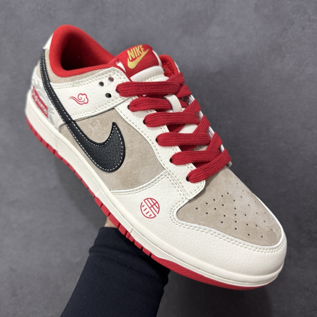 图片[3]-【定制版】马年新款海外定制限量发售❗️Nike SB Dunk Low“马年联名限定-红祥云纹”经典 Dunk Low 融合 Supreme 街头基因与马年国风元素，红棕撞色自带新年氛围感，鞋身压印骏马纹理，搭配祥云纹与「福」字印章，步步皆福，高端定制 低帮休闲板鞋 定制鞋盒 大厂纯原品质出货 超高清洁度 皮料切割干净无任何毛边 细节完美 货号：HG0026-006 尺码：36 36.5 37.5 38 38.5 39 40 40.5 41 42 42.5 43 44 44.5 45-选品中心