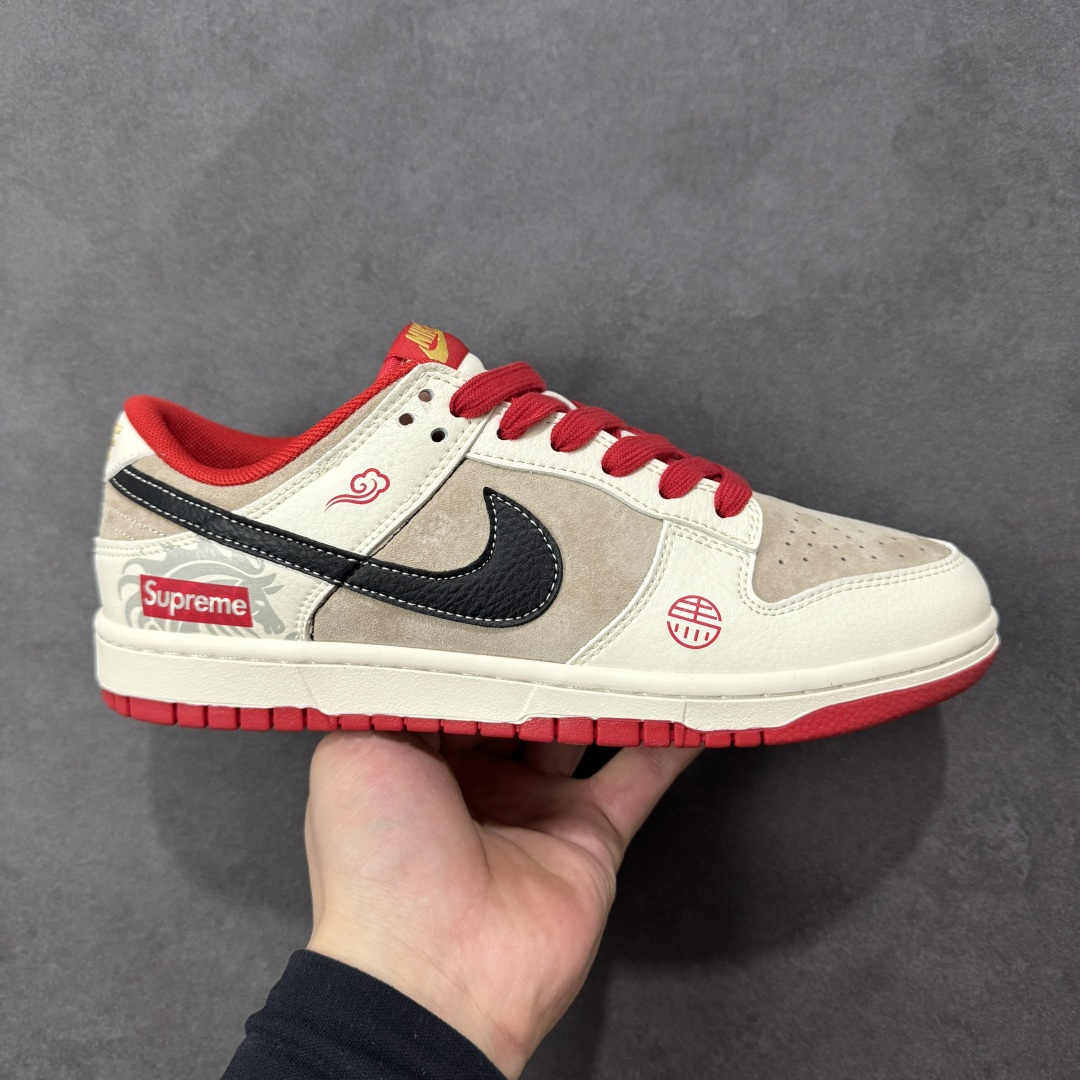 【定制版】马年新款海外定制限量发售❗️Nike SB Dunk Low“马年联名限定-红祥云纹”经典 Dunk Low 融合 Supreme 街头基因与马年国风元素，红棕撞色自带新年氛围感，鞋身压印骏马纹理，搭配祥云纹与「福」字印章，步步皆福，高端定制 低帮休闲板鞋 定制鞋盒 大厂纯原品质出货 超高清洁度 皮料切割干净无任何毛边 细节完美 货号：HG0026-006 尺码：36 36.5 37.5 38 38.5 39 40 40.5 41 42 42.5 43 44 44.5 45-选品中心