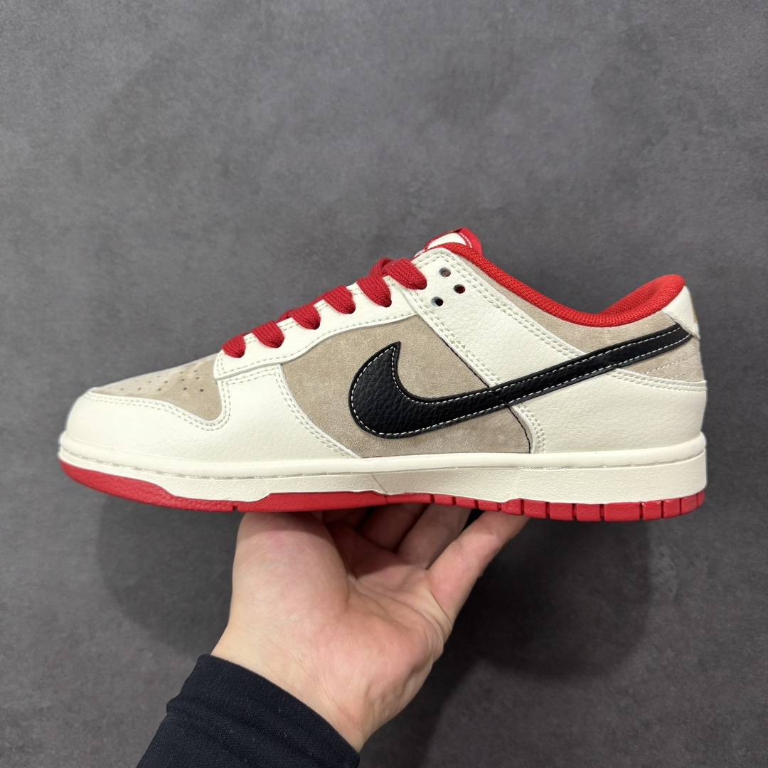 图片[2]-【定制版】马年新款海外定制限量发售❗️Nike SB Dunk Low“马年联名限定-红祥云纹”经典 Dunk Low 融合 Supreme 街头基因与马年国风元素，红棕撞色自带新年氛围感，鞋身压印骏马纹理，搭配祥云纹与「福」字印章，步步皆福，高端定制 低帮休闲板鞋 定制鞋盒 大厂纯原品质出货 超高清洁度 皮料切割干净无任何毛边 细节完美 货号：HG0026-006 尺码：36 36.5 37.5 38 38.5 39 40 40.5 41 42 42.5 43 44 44.5 45-选品中心