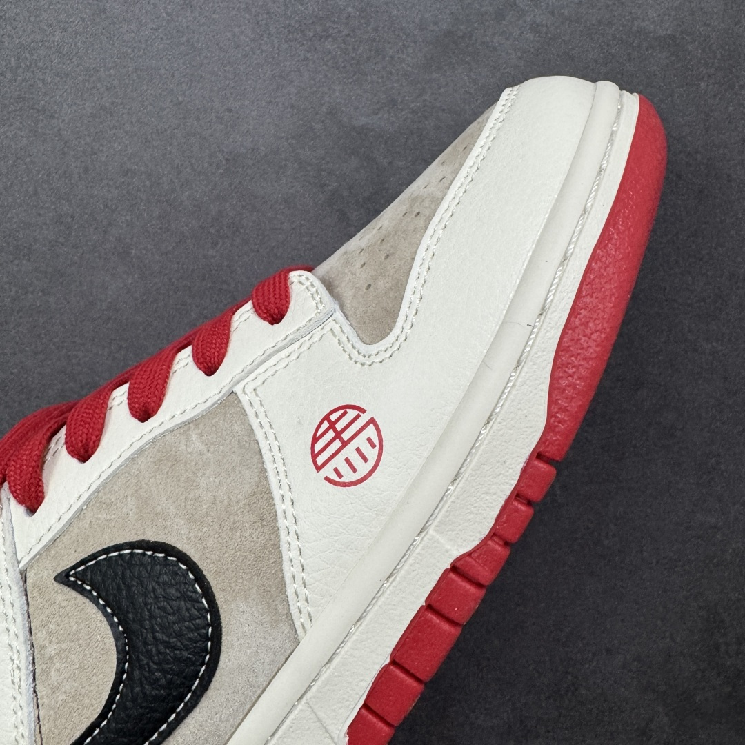 图片[5]-【定制版】马年新款海外定制限量发售❗️Nike SB Dunk Low“马年联名限定-红祥云纹”经典 Dunk Low 融合 Supreme 街头基因与马年国风元素，红棕撞色自带新年氛围感，鞋身压印骏马纹理，搭配祥云纹与「福」字印章，步步皆福，高端定制 低帮休闲板鞋 定制鞋盒 大厂纯原品质出货 超高清洁度 皮料切割干净无任何毛边 细节完美 货号：HG0026-006 尺码：36 36.5 37.5 38 38.5 39 40 40.5 41 42 42.5 43 44 44.5 45-选品中心