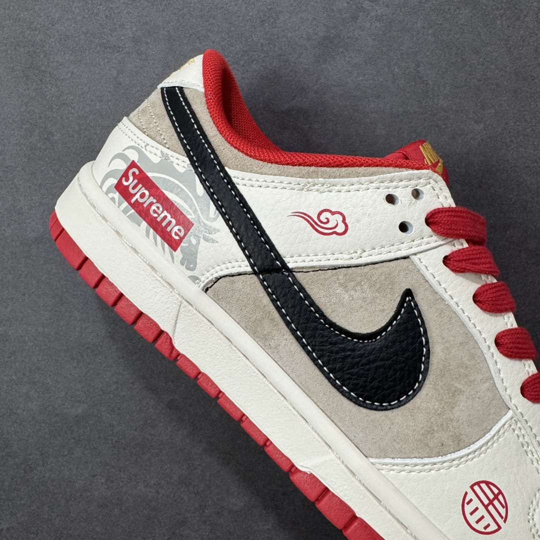 图片[6]-【定制版】马年新款海外定制限量发售❗️Nike SB Dunk Low“马年联名限定-红祥云纹”经典 Dunk Low 融合 Supreme 街头基因与马年国风元素，红棕撞色自带新年氛围感，鞋身压印骏马纹理，搭配祥云纹与「福」字印章，步步皆福，高端定制 低帮休闲板鞋 定制鞋盒 大厂纯原品质出货 超高清洁度 皮料切割干净无任何毛边 细节完美 货号：HG0026-006 尺码：36 36.5 37.5 38 38.5 39 40 40.5 41 42 42.5 43 44 44.5 45-选品中心