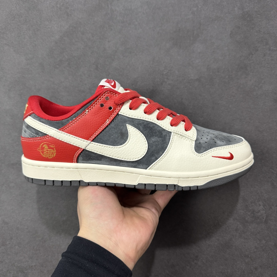 【定制版】Nike SB Dunk Low 马年联名限定 红黑麂皮 高端定制 低帮休闲板鞋 #定制鞋盒 大厂纯原品质出货 超高清洁度 皮料切割干净无任何毛边 细节完美 货号：HG0026-005 尺码：36 36.5 37.5 38 38.5 39 40 40.5 41 42 42.5 43 44 44.5 45-选品中心