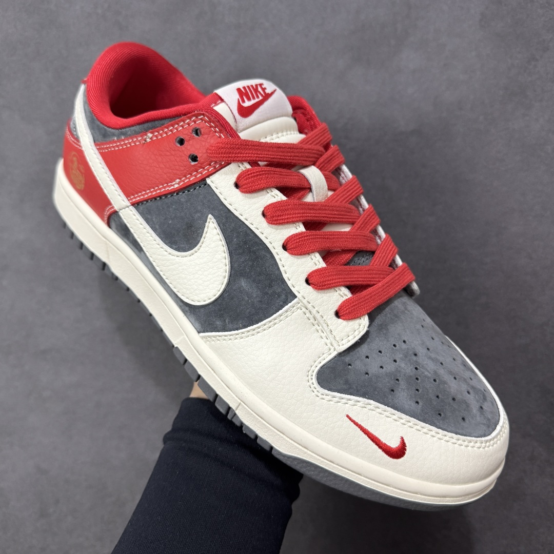 图片[3]-【定制版】Nike SB Dunk Low 马年联名限定 红黑麂皮 高端定制 低帮休闲板鞋 #定制鞋盒 大厂纯原品质出货 超高清洁度 皮料切割干净无任何毛边 细节完美 货号：HG0026-005 尺码：36 36.5 37.5 38 38.5 39 40 40.5 41 42 42.5 43 44 44.5 45-选品中心