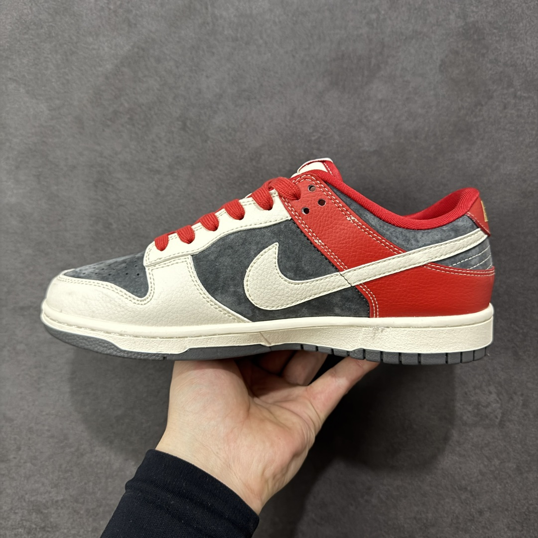 图片[2]-【定制版】Nike SB Dunk Low 马年联名限定 红黑麂皮 高端定制 低帮休闲板鞋 #定制鞋盒 大厂纯原品质出货 超高清洁度 皮料切割干净无任何毛边 细节完美 货号：HG0026-005 尺码：36 36.5 37.5 38 38.5 39 40 40.5 41 42 42.5 43 44 44.5 45-选品中心