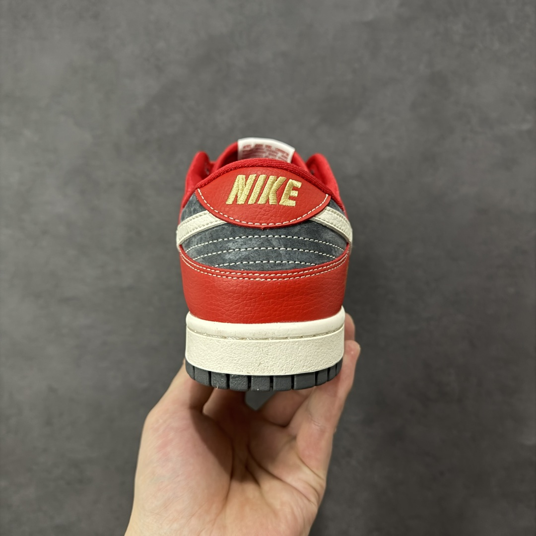 图片[4]-【定制版】Nike SB Dunk Low 马年联名限定 红黑麂皮 高端定制 低帮休闲板鞋 #定制鞋盒 大厂纯原品质出货 超高清洁度 皮料切割干净无任何毛边 细节完美 货号：HG0026-005 尺码：36 36.5 37.5 38 38.5 39 40 40.5 41 42 42.5 43 44 44.5 45-选品中心
