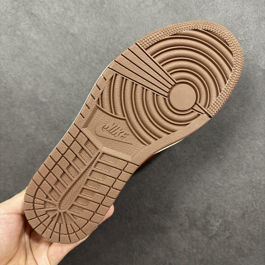 图片[9]-【定制版】AJ1低帮 马年开运 Air Jordan 1 红白棕撞色自带复古腔调，2026马年烫金标暗藏专属仪式感，翻毛皮材质细腻高级，低帮设计告别笨重，日常穿搭更灵活。经典AJ1鞋型保证缓震脚感，搭配牛仔裤、运动裤都能秒变街头焦点，不管是学生党还是打工人，这双鞋都能承包你的马年出行，开运又吸睛！ 货号：FC1688-248 尺码：36 36.5 37.5 38 38.5 39 40 40.5 41 42 42.5 43 44 44.5 45-选品中心