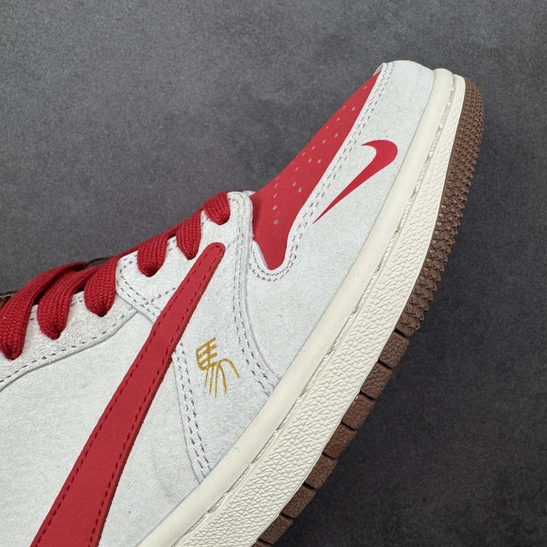 图片[5]-【定制版】AJ1低帮 马年开运 Air Jordan 1 红白棕撞色自带复古腔调，2026马年烫金标暗藏专属仪式感，翻毛皮材质细腻高级，低帮设计告别笨重，日常穿搭更灵活。经典AJ1鞋型保证缓震脚感，搭配牛仔裤、运动裤都能秒变街头焦点，不管是学生党还是打工人，这双鞋都能承包你的马年出行，开运又吸睛！ 货号：FC1688-248 尺码：36 36.5 37.5 38 38.5 39 40 40.5 41 42 42.5 43 44 44.5 45-选品中心