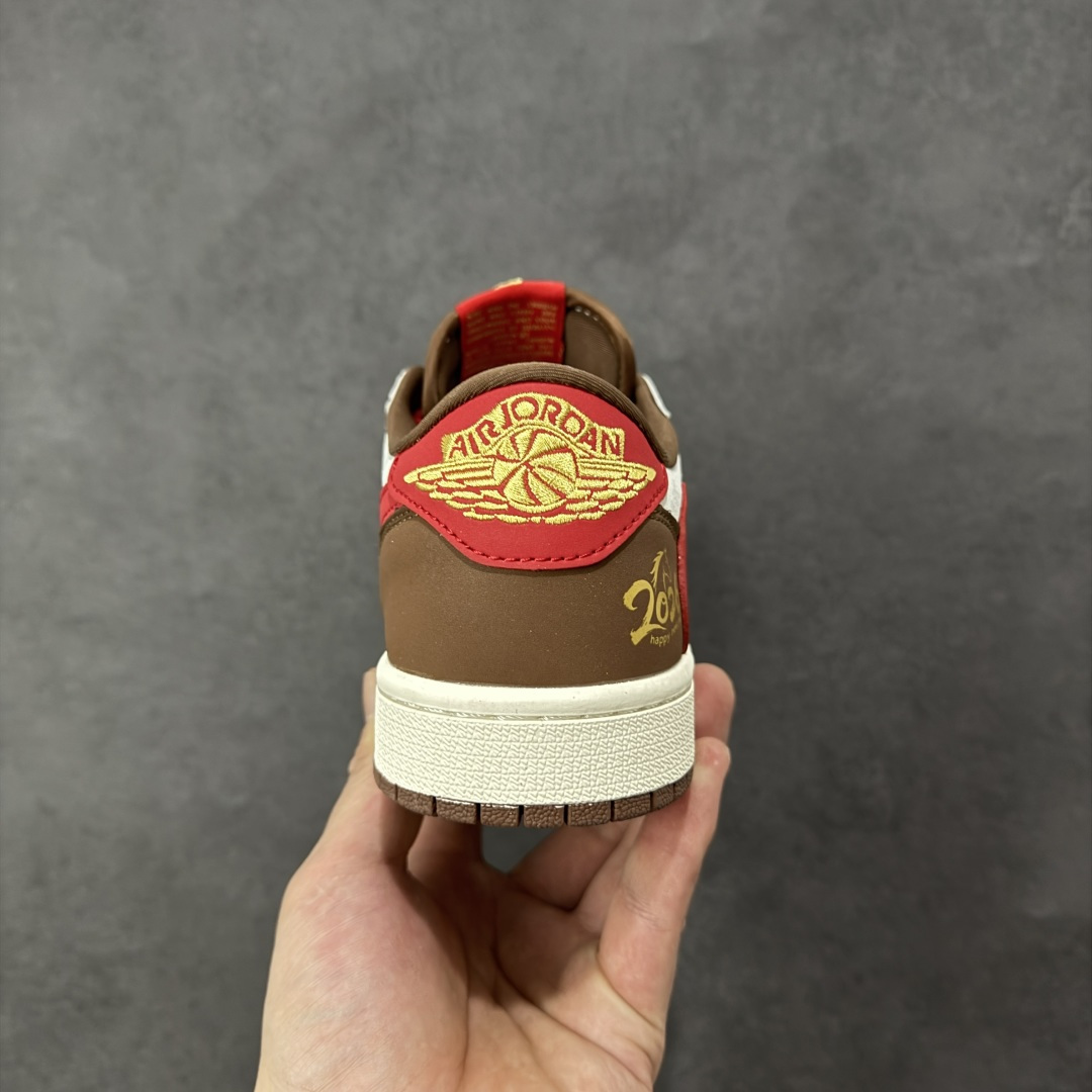 图片[4]-【定制版】AJ1低帮 马年开运 Air Jordan 1 红白棕撞色自带复古腔调，2026马年烫金标暗藏专属仪式感，翻毛皮材质细腻高级，低帮设计告别笨重，日常穿搭更灵活。经典AJ1鞋型保证缓震脚感，搭配牛仔裤、运动裤都能秒变街头焦点，不管是学生党还是打工人，这双鞋都能承包你的马年出行，开运又吸睛！ 货号：FC1688-248 尺码：36 36.5 37.5 38 38.5 39 40 40.5 41 42 42.5 43 44 44.5 45-选品中心