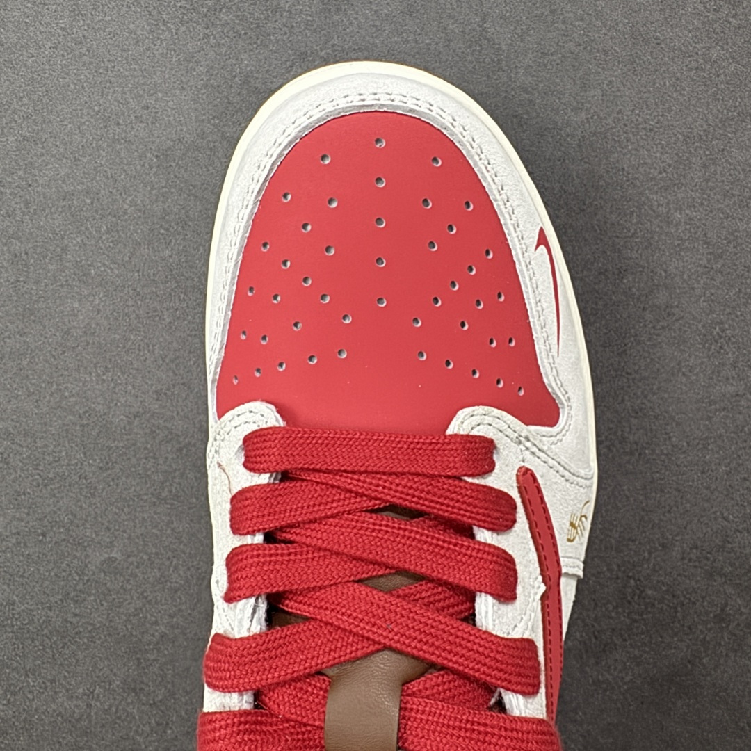 图片[8]-【定制版】AJ1低帮 马年开运 Air Jordan 1 红白棕撞色自带复古腔调，2026马年烫金标暗藏专属仪式感，翻毛皮材质细腻高级，低帮设计告别笨重，日常穿搭更灵活。经典AJ1鞋型保证缓震脚感，搭配牛仔裤、运动裤都能秒变街头焦点，不管是学生党还是打工人，这双鞋都能承包你的马年出行，开运又吸睛！ 货号：FC1688-248 尺码：36 36.5 37.5 38 38.5 39 40 40.5 41 42 42.5 43 44 44.5 45-选品中心