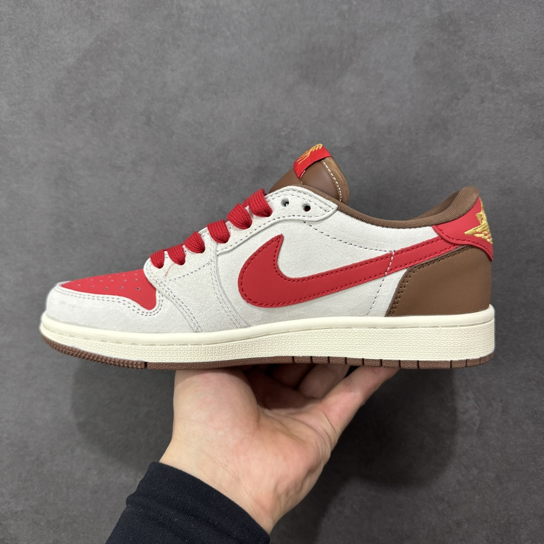 图片[2]-【定制版】AJ1低帮 马年开运 Air Jordan 1 红白棕撞色自带复古腔调，2026马年烫金标暗藏专属仪式感，翻毛皮材质细腻高级，低帮设计告别笨重，日常穿搭更灵活。经典AJ1鞋型保证缓震脚感，搭配牛仔裤、运动裤都能秒变街头焦点，不管是学生党还是打工人，这双鞋都能承包你的马年出行，开运又吸睛！ 货号：FC1688-248 尺码：36 36.5 37.5 38 38.5 39 40 40.5 41 42 42.5 43 44 44.5 45-选品中心