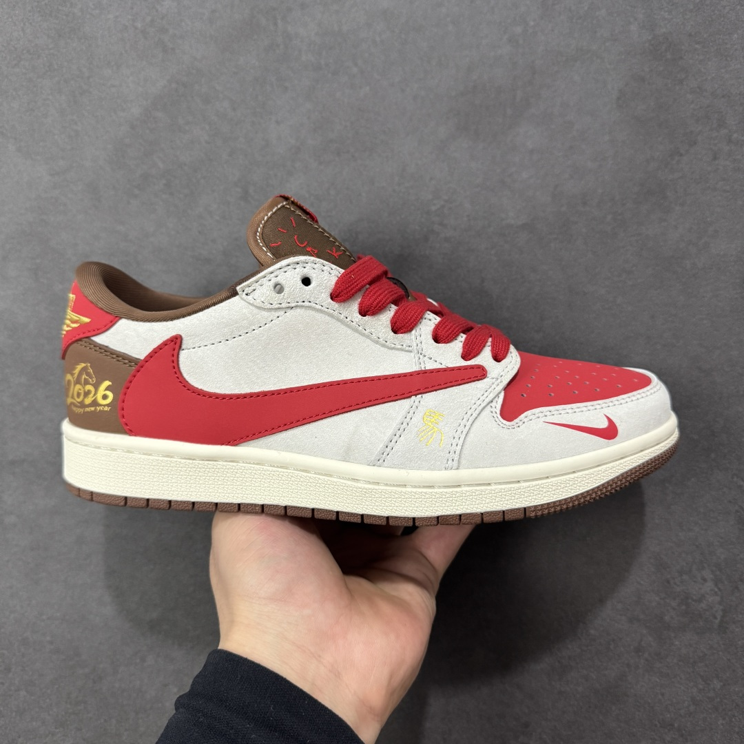 【定制版】AJ1低帮 马年开运 Air Jordan 1 红白棕撞色自带复古腔调，2026马年烫金标暗藏专属仪式感，翻毛皮材质细腻高级，低帮设计告别笨重，日常穿搭更灵活。经典AJ1鞋型保证缓震脚感，搭配牛仔裤、运动裤都能秒变街头焦点，不管是学生党还是打工人，这双鞋都能承包你的马年出行，开运又吸睛！ 货号：FC1688-248 尺码：36 36.5 37.5 38 38.5 39 40 40.5 41 42 42.5 43 44 44.5 45-选品中心