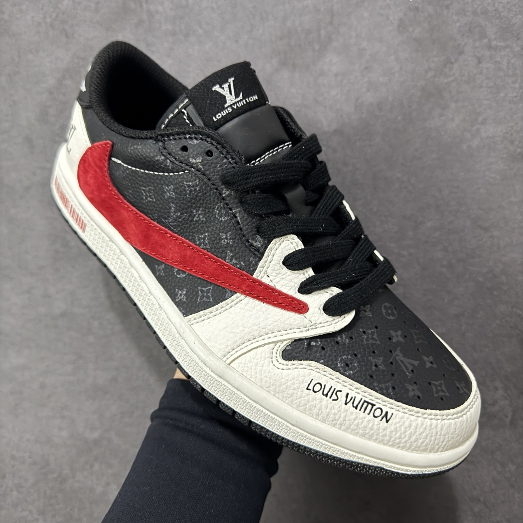 图片[3]-【定制版】高端定制 Travis Scott x Fragment Design x Jordan Air Jordan 1 Low OG SP “路易威登联名——黑白红压纹” – 红色翻毛皮 Swoosh 与 LV 老花元素呼应，奢华感十足 高端定制 倒钩三方联名低帮篮球鞋 #定制鞋盒 大厂纯原品质出货 超高清洁度 皮料切割干净无任何毛边 细节完美 货号：DZ2688-116 尺码：36 36.5 37.5 38 38.5 39 40 40.5 41 42 42.5 43 44 44.5 45-选品中心