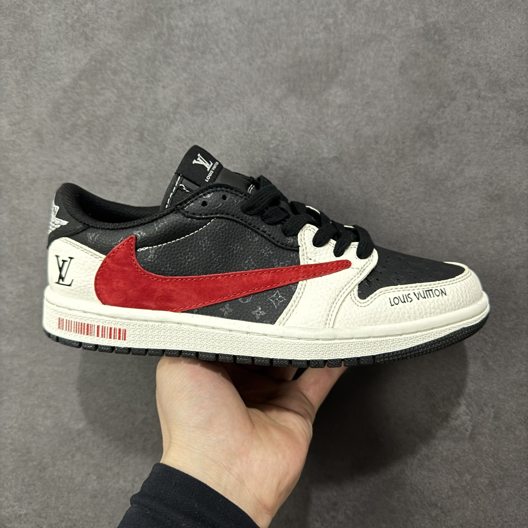 【定制版】高端定制 Travis Scott x Fragment Design x Jordan Air Jordan 1 Low OG SP “路易威登联名------黑白红压纹” - 红色翻毛皮 Swoosh 与 LV 老花元素呼应，奢华感十足 高端定制 倒钩三方联名低帮篮球鞋 #定制鞋盒 大厂纯原品质出货 超高清洁度 皮料切割干净无任何毛边 细节完美 货号：DZ2688-116 尺码：36 36.5 37.5 38 38.5 39 40 40.5 41 42 42.5 43 44 44.5 45-选品中心