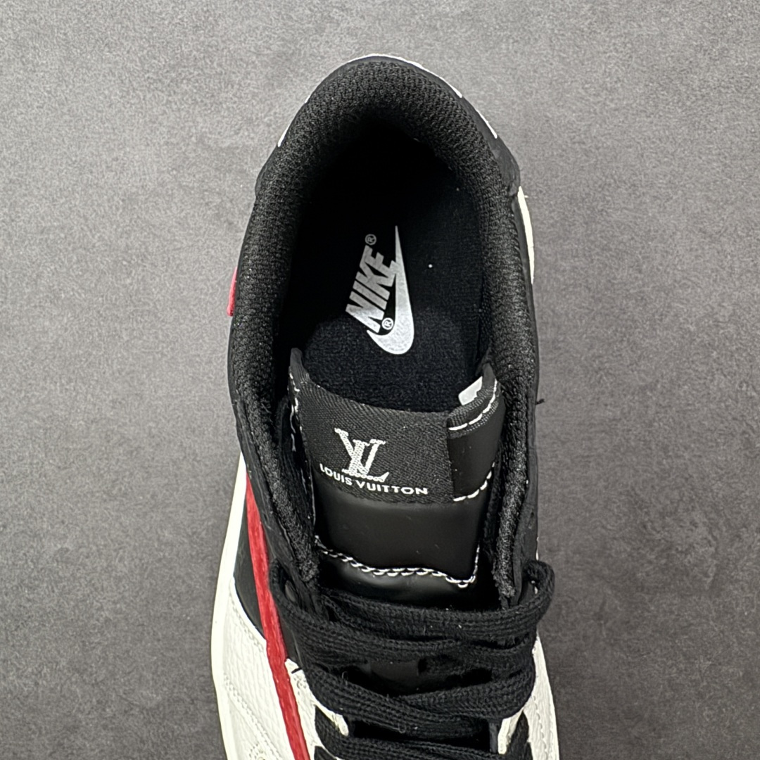 图片[7]-【定制版】高端定制 Travis Scott x Fragment Design x Jordan Air Jordan 1 Low OG SP “路易威登联名——黑白红压纹” – 红色翻毛皮 Swoosh 与 LV 老花元素呼应，奢华感十足 高端定制 倒钩三方联名低帮篮球鞋 #定制鞋盒 大厂纯原品质出货 超高清洁度 皮料切割干净无任何毛边 细节完美 货号：DZ2688-116 尺码：36 36.5 37.5 38 38.5 39 40 40.5 41 42 42.5 43 44 44.5 45-选品中心