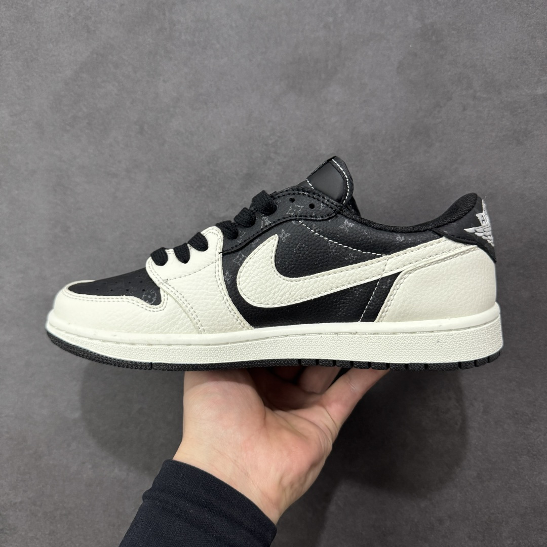图片[2]-【定制版】高端定制 Travis Scott x Fragment Design x Jordan Air Jordan 1 Low OG SP “路易威登联名——黑白红压纹” – 红色翻毛皮 Swoosh 与 LV 老花元素呼应，奢华感十足 高端定制 倒钩三方联名低帮篮球鞋 #定制鞋盒 大厂纯原品质出货 超高清洁度 皮料切割干净无任何毛边 细节完美 货号：DZ2688-116 尺码：36 36.5 37.5 38 38.5 39 40 40.5 41 42 42.5 43 44 44.5 45-选品中心