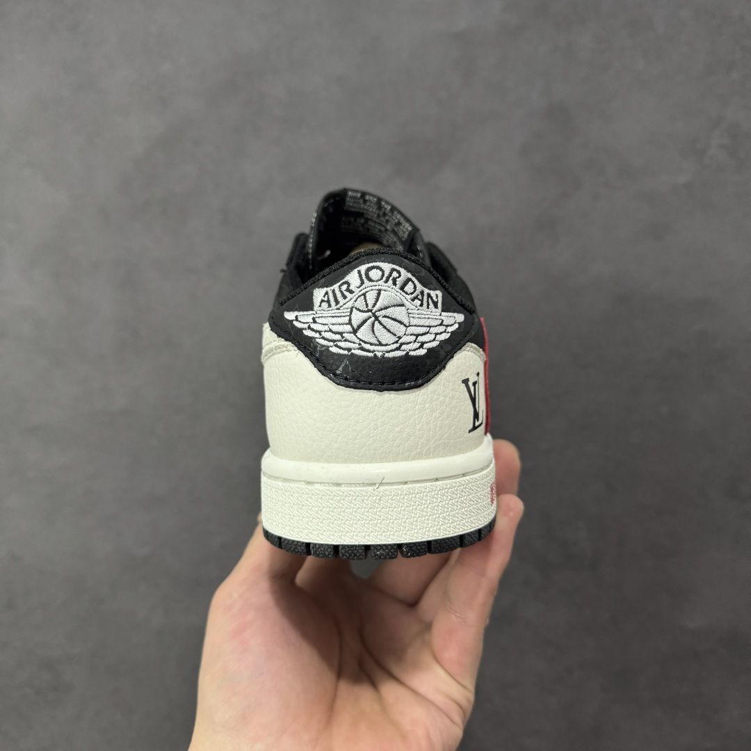 图片[4]-【定制版】高端定制 Travis Scott x Fragment Design x Jordan Air Jordan 1 Low OG SP “路易威登联名——黑白红压纹” – 红色翻毛皮 Swoosh 与 LV 老花元素呼应，奢华感十足 高端定制 倒钩三方联名低帮篮球鞋 #定制鞋盒 大厂纯原品质出货 超高清洁度 皮料切割干净无任何毛边 细节完美 货号：DZ2688-116 尺码：36 36.5 37.5 38 38.5 39 40 40.5 41 42 42.5 43 44 44.5 45-选品中心