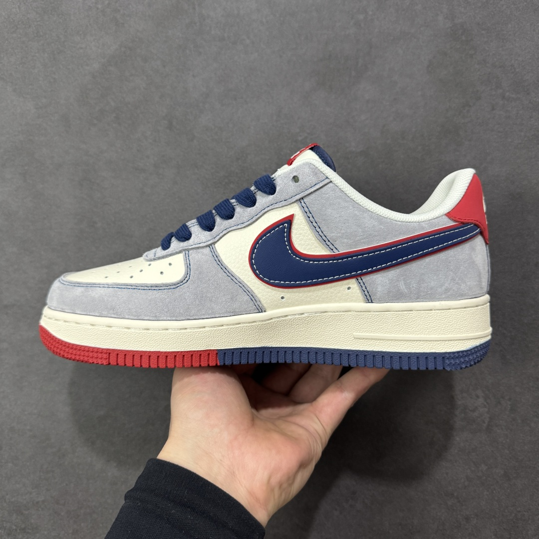 图片[2]-【定制版】红蓝撞色 马年潮履 Air Force 1 灰红蓝撞色自带视觉冲击力，马年金属挂饰+2026烫印细节拉满，空军一号软弹中底踩感舒适，防滑大底应对雨天也稳。麂皮拼接鞋面质感高级，日常搭配工装裤、运动裙都能出彩，不管是通勤还是约会，这双鞋都能让你在马年轻松脱颖而出，潮感与实用兼具！ 货号：HT5088-625 尺码：36 36.5 37.5 38 38.5 39 40 40.5 41 42 42.5 43 44 44.5 45-选品中心