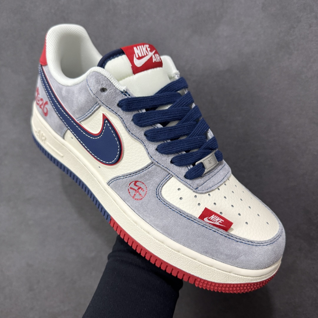 图片[3]-【定制版】红蓝撞色 马年潮履 Air Force 1 灰红蓝撞色自带视觉冲击力，马年金属挂饰+2026烫印细节拉满，空军一号软弹中底踩感舒适，防滑大底应对雨天也稳。麂皮拼接鞋面质感高级，日常搭配工装裤、运动裙都能出彩，不管是通勤还是约会，这双鞋都能让你在马年轻松脱颖而出，潮感与实用兼具！ 货号：HT5088-625 尺码：36 36.5 37.5 38 38.5 39 40 40.5 41 42 42.5 43 44 44.5 45-选品中心