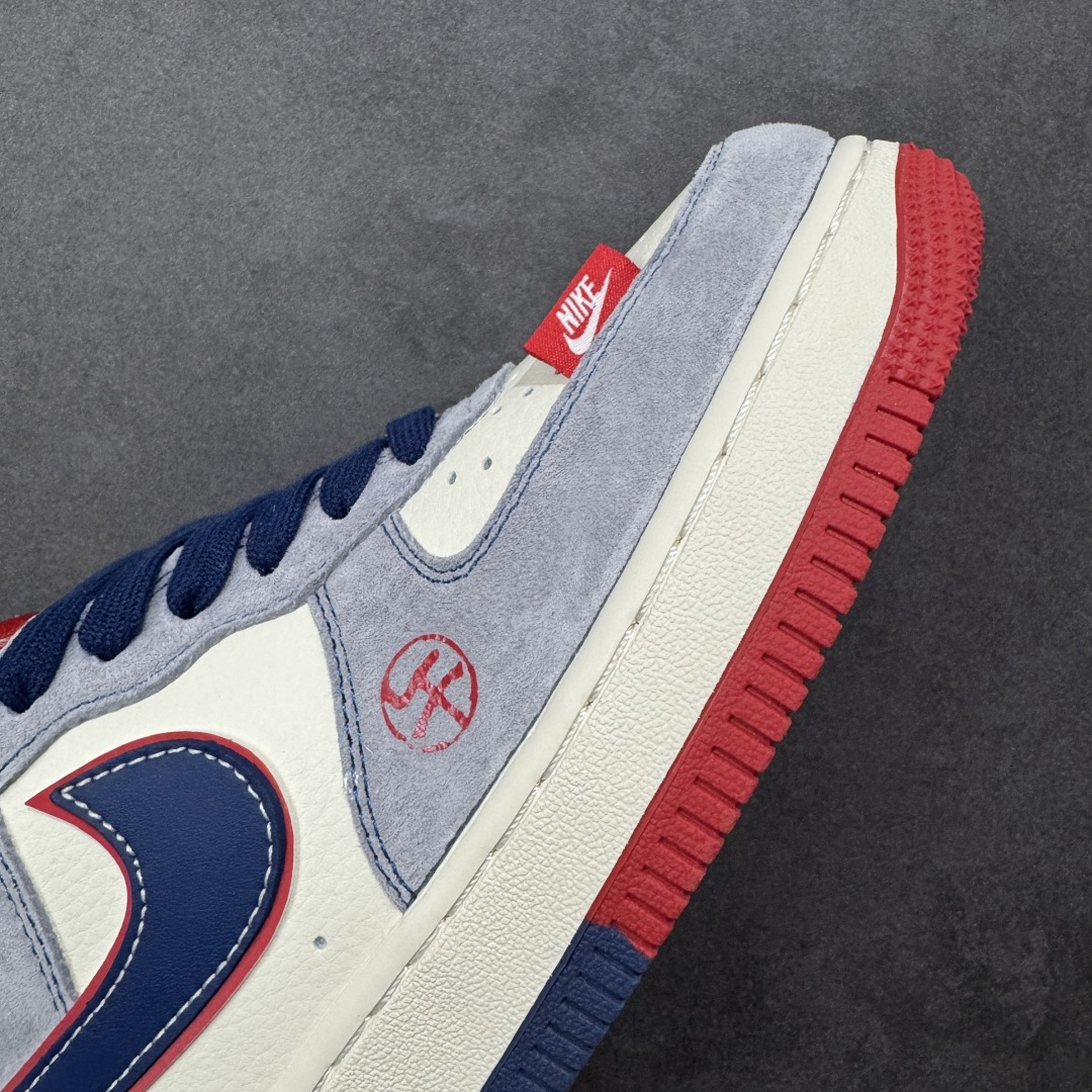 图片[5]-【定制版】红蓝撞色 马年潮履 Air Force 1 灰红蓝撞色自带视觉冲击力，马年金属挂饰+2026烫印细节拉满，空军一号软弹中底踩感舒适，防滑大底应对雨天也稳。麂皮拼接鞋面质感高级，日常搭配工装裤、运动裙都能出彩，不管是通勤还是约会，这双鞋都能让你在马年轻松脱颖而出，潮感与实用兼具！ 货号：HT5088-625 尺码：36 36.5 37.5 38 38.5 39 40 40.5 41 42 42.5 43 44 44.5 45-选品中心