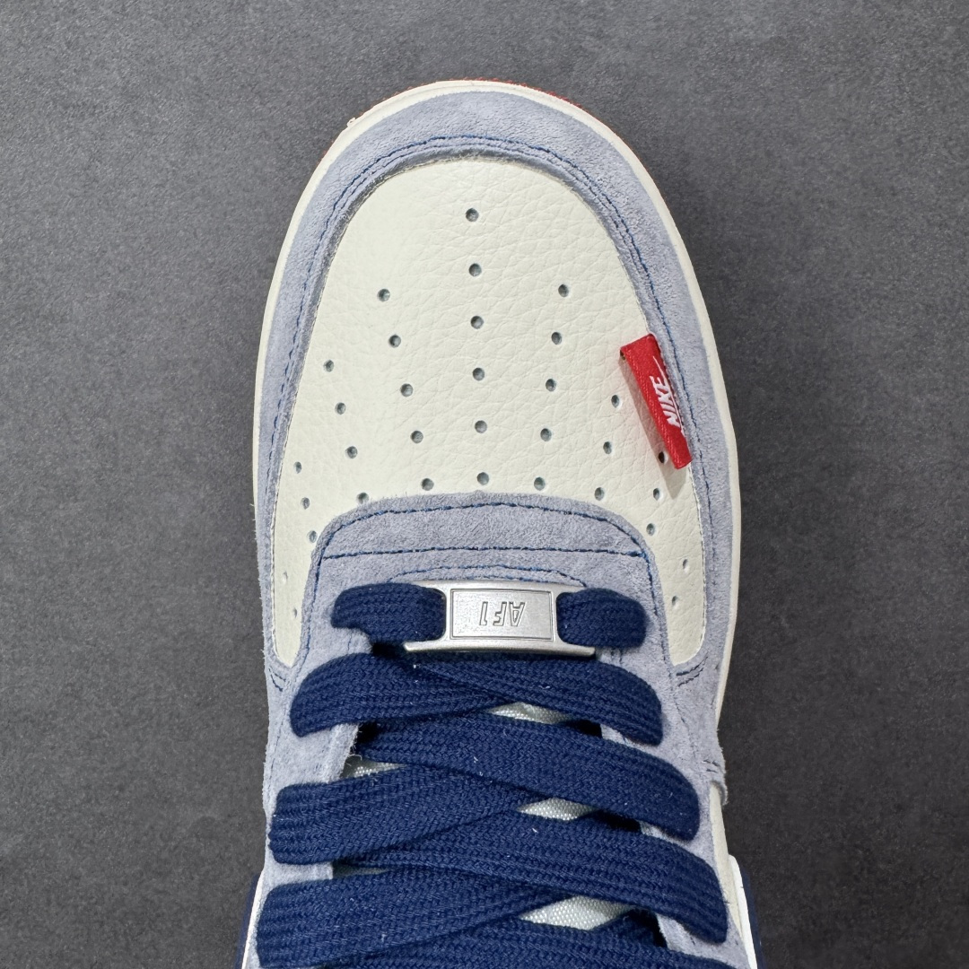 图片[8]-【定制版】红蓝撞色 马年潮履 Air Force 1 灰红蓝撞色自带视觉冲击力，马年金属挂饰+2026烫印细节拉满，空军一号软弹中底踩感舒适，防滑大底应对雨天也稳。麂皮拼接鞋面质感高级，日常搭配工装裤、运动裙都能出彩，不管是通勤还是约会，这双鞋都能让你在马年轻松脱颖而出，潮感与实用兼具！ 货号：HT5088-625 尺码：36 36.5 37.5 38 38.5 39 40 40.5 41 42 42.5 43 44 44.5 45-选品中心