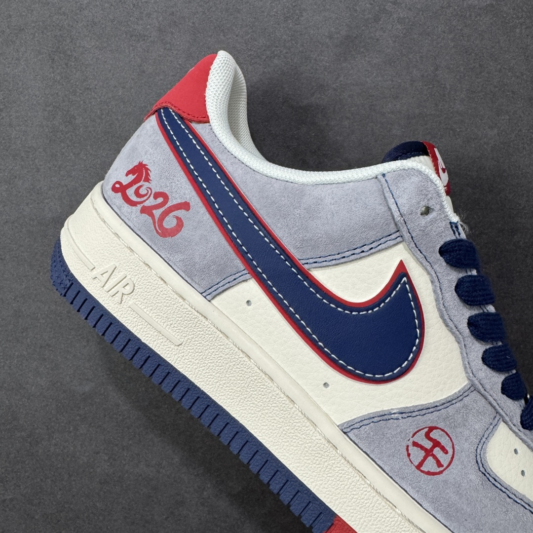 图片[6]-【定制版】红蓝撞色 马年潮履 Air Force 1 灰红蓝撞色自带视觉冲击力，马年金属挂饰+2026烫印细节拉满，空军一号软弹中底踩感舒适，防滑大底应对雨天也稳。麂皮拼接鞋面质感高级，日常搭配工装裤、运动裙都能出彩，不管是通勤还是约会，这双鞋都能让你在马年轻松脱颖而出，潮感与实用兼具！ 货号：HT5088-625 尺码：36 36.5 37.5 38 38.5 39 40 40.5 41 42 42.5 43 44 44.5 45-选品中心