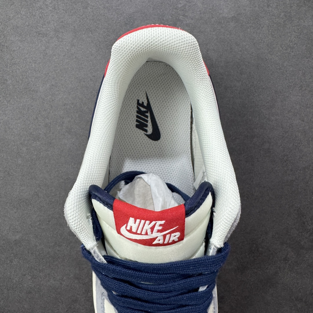 图片[7]-【定制版】红蓝撞色 马年潮履 Air Force 1 灰红蓝撞色自带视觉冲击力，马年金属挂饰+2026烫印细节拉满，空军一号软弹中底踩感舒适，防滑大底应对雨天也稳。麂皮拼接鞋面质感高级，日常搭配工装裤、运动裙都能出彩，不管是通勤还是约会，这双鞋都能让你在马年轻松脱颖而出，潮感与实用兼具！ 货号：HT5088-625 尺码：36 36.5 37.5 38 38.5 39 40 40.5 41 42 42.5 43 44 44.5 45-选品中心