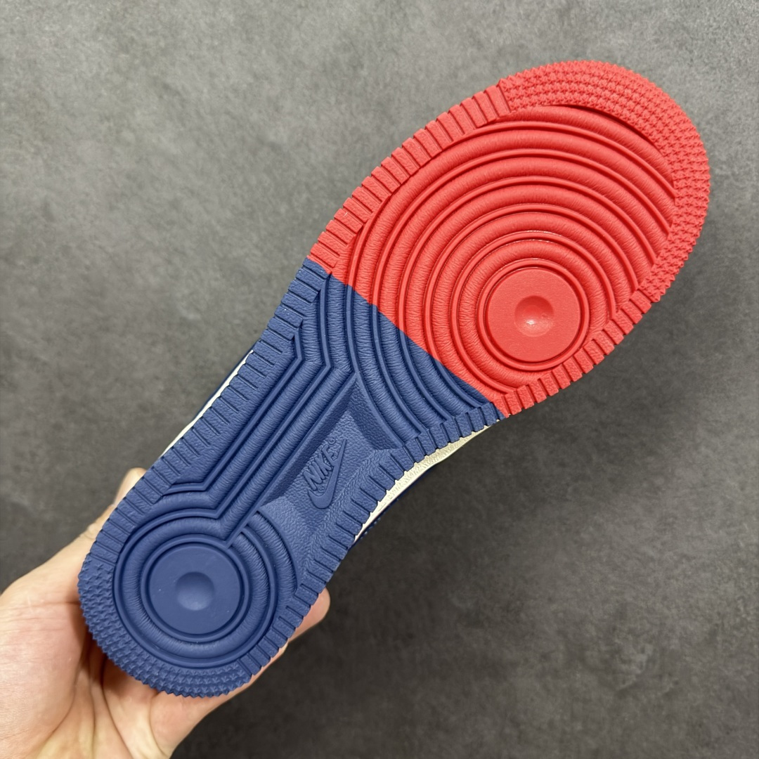 图片[9]-【定制版】红蓝撞色 马年潮履 Air Force 1 灰红蓝撞色自带视觉冲击力，马年金属挂饰+2026烫印细节拉满，空军一号软弹中底踩感舒适，防滑大底应对雨天也稳。麂皮拼接鞋面质感高级，日常搭配工装裤、运动裙都能出彩，不管是通勤还是约会，这双鞋都能让你在马年轻松脱颖而出，潮感与实用兼具！ 货号：HT5088-625 尺码：36 36.5 37.5 38 38.5 39 40 40.5 41 42 42.5 43 44 44.5 45-选品中心