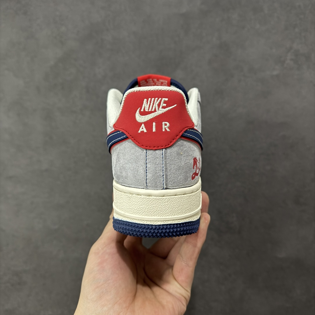 图片[4]-【定制版】红蓝撞色 马年潮履 Air Force 1 灰红蓝撞色自带视觉冲击力，马年金属挂饰+2026烫印细节拉满，空军一号软弹中底踩感舒适，防滑大底应对雨天也稳。麂皮拼接鞋面质感高级，日常搭配工装裤、运动裙都能出彩，不管是通勤还是约会，这双鞋都能让你在马年轻松脱颖而出，潮感与实用兼具！ 货号：HT5088-625 尺码：36 36.5 37.5 38 38.5 39 40 40.5 41 42 42.5 43 44 44.5 45-选品中心