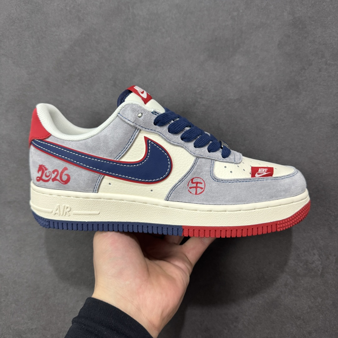 【定制版】红蓝撞色 马年潮履 Air Force 1 灰红蓝撞色自带视觉冲击力，马年金属挂饰+2026烫印细节拉满，空军一号软弹中底踩感舒适，防滑大底应对雨天也稳。麂皮拼接鞋面质感高级，日常搭配工装裤、运动裙都能出彩，不管是通勤还是约会，这双鞋都能让你在马年轻松脱颖而出，潮感与实用兼具！ 货号：HT5088-625 尺码：36 36.5 37.5 38 38.5 39 40 40.5 41 42 42.5 43 44 44.5 45-选品中心