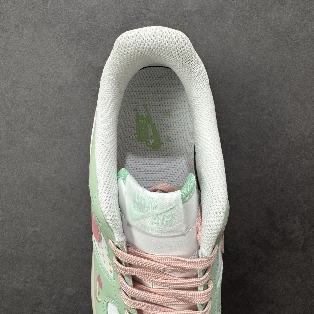 图片[7]-【定制版】手绘涂鸦“青粉蜜恋”Nike Air Force 1 “Mint & Pink Sweetheart ”空军一号定制板鞋 以 “春日甜恋” 为设计主题，采用清新薄荷绿与柔雾粉拼接皮革，鞋身点缀手绘爱心、波点图案与迷你 Swoosh，搭配浅卡其色中底与撞色鞋带，营造出清甜浪漫的氛围。作为马年情人节限定款，它将少女感与复古质感结合，拥有节日专属的浪漫细节 货号：DB3301-909 尺码： 36 36.5 37.5 38 38.5 39 40 40.5 41 42 42.5 43 44 44.5 45-选品中心