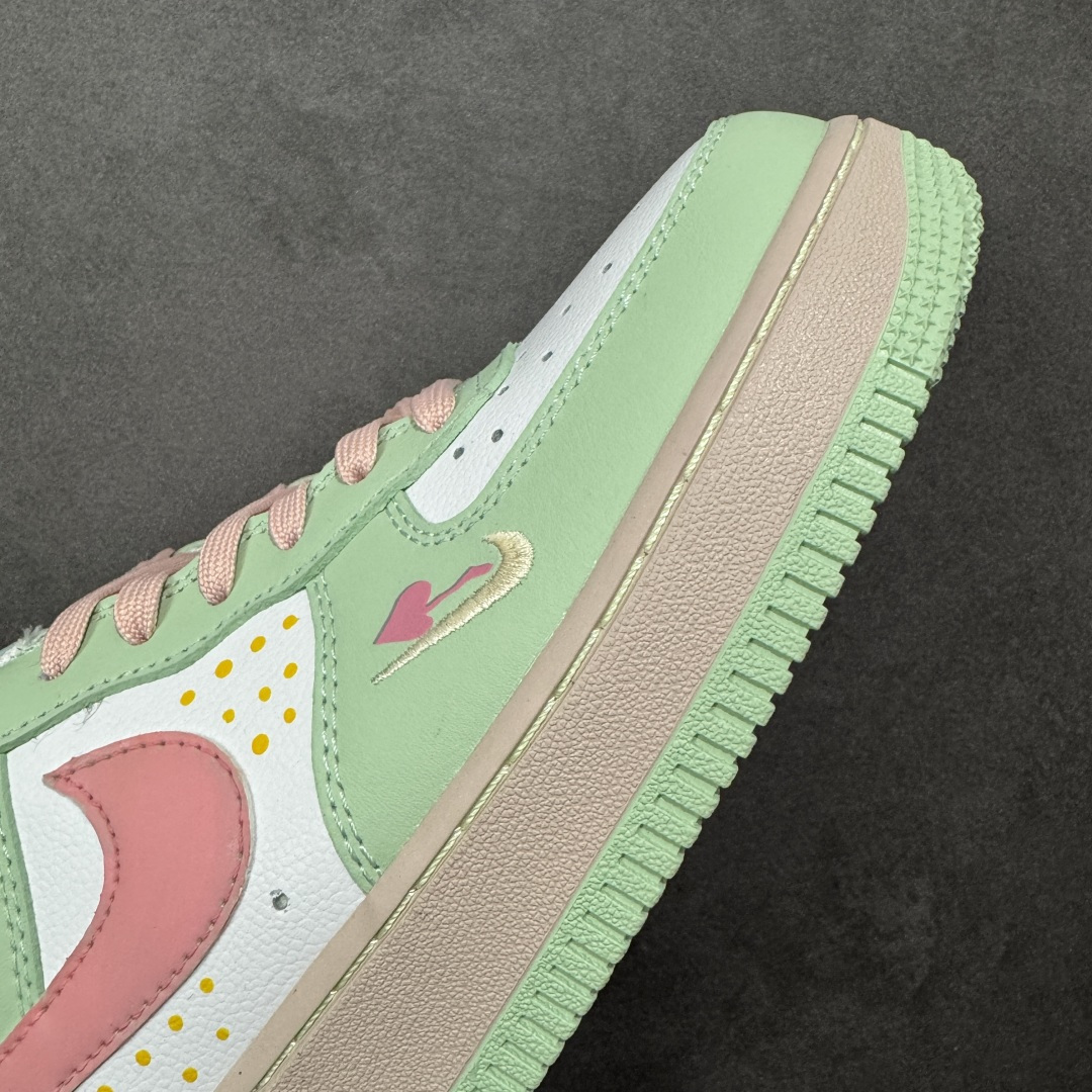 图片[5]-【定制版】手绘涂鸦“青粉蜜恋”Nike Air Force 1 “Mint & Pink Sweetheart ”空军一号定制板鞋 以 “春日甜恋” 为设计主题，采用清新薄荷绿与柔雾粉拼接皮革，鞋身点缀手绘爱心、波点图案与迷你 Swoosh，搭配浅卡其色中底与撞色鞋带，营造出清甜浪漫的氛围。作为马年情人节限定款，它将少女感与复古质感结合，拥有节日专属的浪漫细节 货号：DB3301-909 尺码： 36 36.5 37.5 38 38.5 39 40 40.5 41 42 42.5 43 44 44.5 45-选品中心