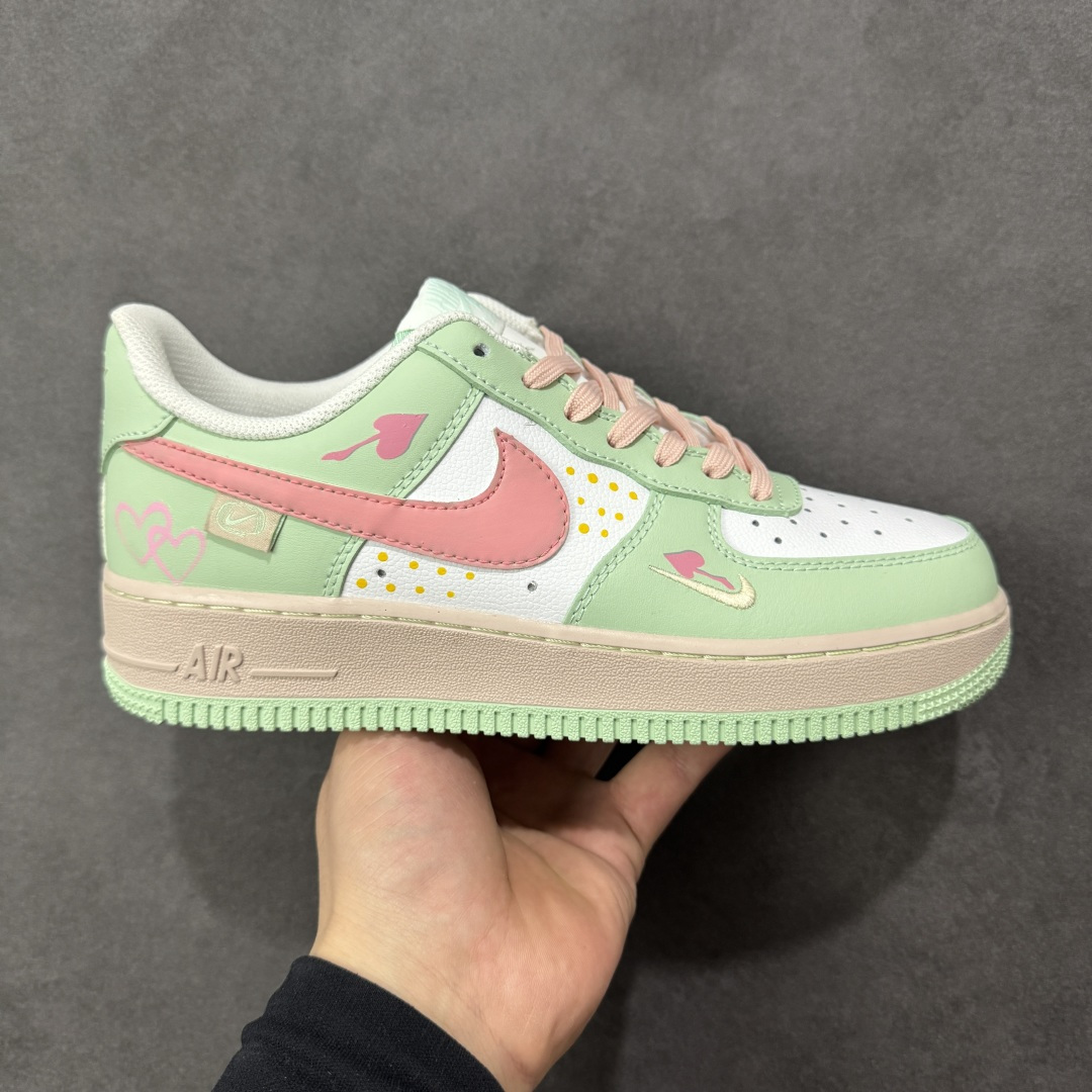 【定制版】手绘涂鸦“青粉蜜恋”Nike Air Force 1 “Mint & Pink Sweetheart ”空军一号定制板鞋 以 “春日甜恋” 为设计主题，采用清新薄荷绿与柔雾粉拼接皮革，鞋身点缀手绘爱心、波点图案与迷你 Swoosh，搭配浅卡其色中底与撞色鞋带，营造出清甜浪漫的氛围。作为马年情人节限定款，它将少女感与复古质感结合，拥有节日专属的浪漫细节 货号：DB3301-909 尺码： 36 36.5 37.5 38 38.5 39 40 40.5 41 42 42.5 43 44 44.5 45-选品中心