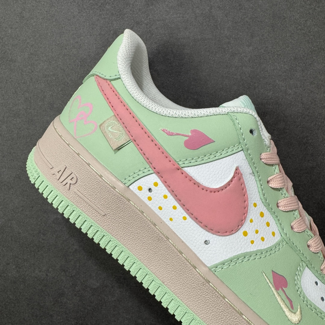 图片[6]-【定制版】手绘涂鸦“青粉蜜恋”Nike Air Force 1 “Mint & Pink Sweetheart ”空军一号定制板鞋 以 “春日甜恋” 为设计主题，采用清新薄荷绿与柔雾粉拼接皮革，鞋身点缀手绘爱心、波点图案与迷你 Swoosh，搭配浅卡其色中底与撞色鞋带，营造出清甜浪漫的氛围。作为马年情人节限定款，它将少女感与复古质感结合，拥有节日专属的浪漫细节 货号：DB3301-909 尺码： 36 36.5 37.5 38 38.5 39 40 40.5 41 42 42.5 43 44 44.5 45-选品中心