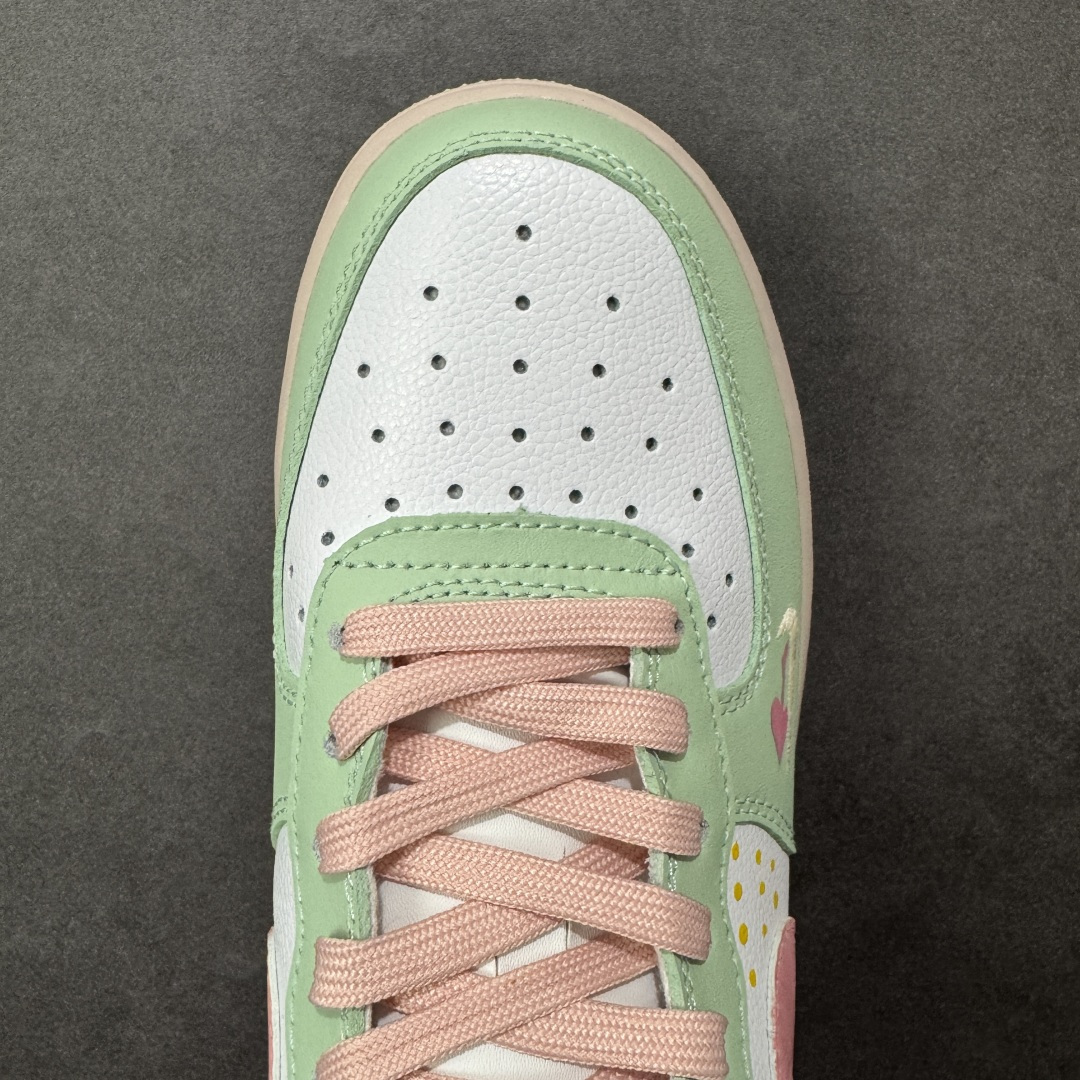 图片[8]-【定制版】手绘涂鸦“青粉蜜恋”Nike Air Force 1 “Mint & Pink Sweetheart ”空军一号定制板鞋 以 “春日甜恋” 为设计主题，采用清新薄荷绿与柔雾粉拼接皮革，鞋身点缀手绘爱心、波点图案与迷你 Swoosh，搭配浅卡其色中底与撞色鞋带，营造出清甜浪漫的氛围。作为马年情人节限定款，它将少女感与复古质感结合，拥有节日专属的浪漫细节 货号：DB3301-909 尺码： 36 36.5 37.5 38 38.5 39 40 40.5 41 42 42.5 43 44 44.5 45-选品中心