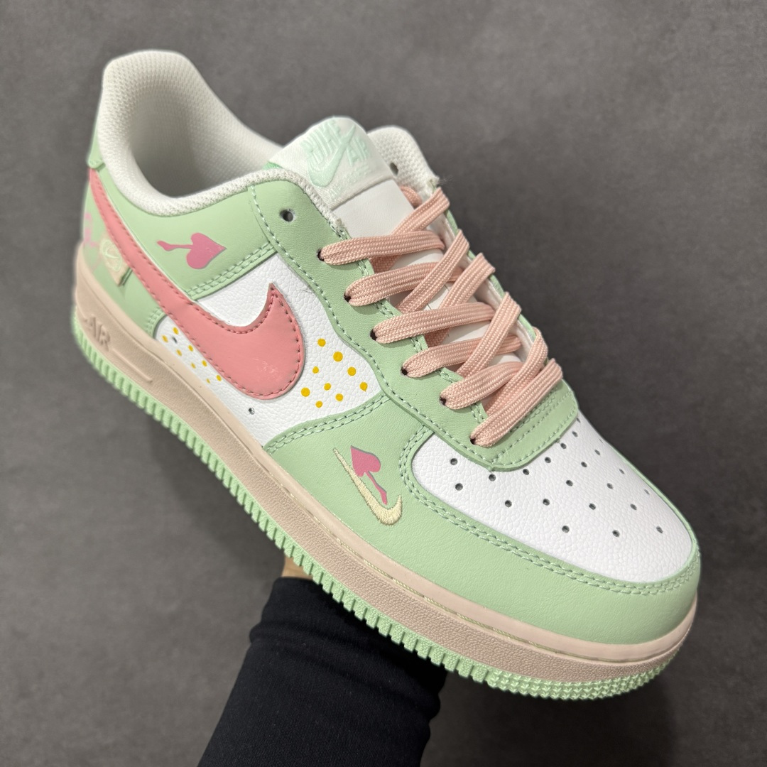 图片[3]-【定制版】手绘涂鸦“青粉蜜恋”Nike Air Force 1 “Mint & Pink Sweetheart ”空军一号定制板鞋 以 “春日甜恋” 为设计主题，采用清新薄荷绿与柔雾粉拼接皮革，鞋身点缀手绘爱心、波点图案与迷你 Swoosh，搭配浅卡其色中底与撞色鞋带，营造出清甜浪漫的氛围。作为马年情人节限定款，它将少女感与复古质感结合，拥有节日专属的浪漫细节 货号：DB3301-909 尺码： 36 36.5 37.5 38 38.5 39 40 40.5 41 42 42.5 43 44 44.5 45-选品中心