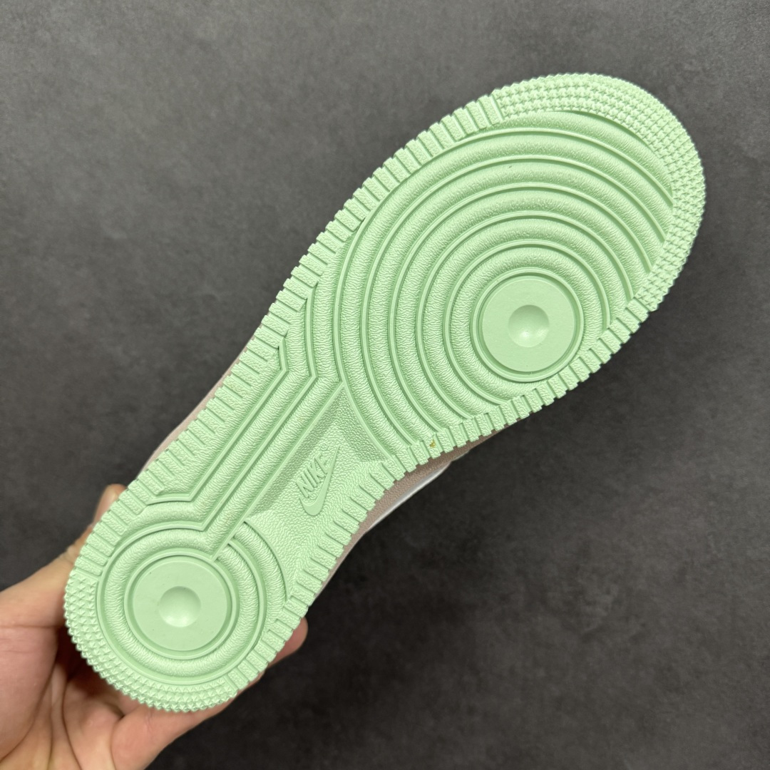 图片[9]-【定制版】手绘涂鸦“青粉蜜恋”Nike Air Force 1 “Mint & Pink Sweetheart ”空军一号定制板鞋 以 “春日甜恋” 为设计主题，采用清新薄荷绿与柔雾粉拼接皮革，鞋身点缀手绘爱心、波点图案与迷你 Swoosh，搭配浅卡其色中底与撞色鞋带，营造出清甜浪漫的氛围。作为马年情人节限定款，它将少女感与复古质感结合，拥有节日专属的浪漫细节 货号：DB3301-909 尺码： 36 36.5 37.5 38 38.5 39 40 40.5 41 42 42.5 43 44 44.5 45-选品中心