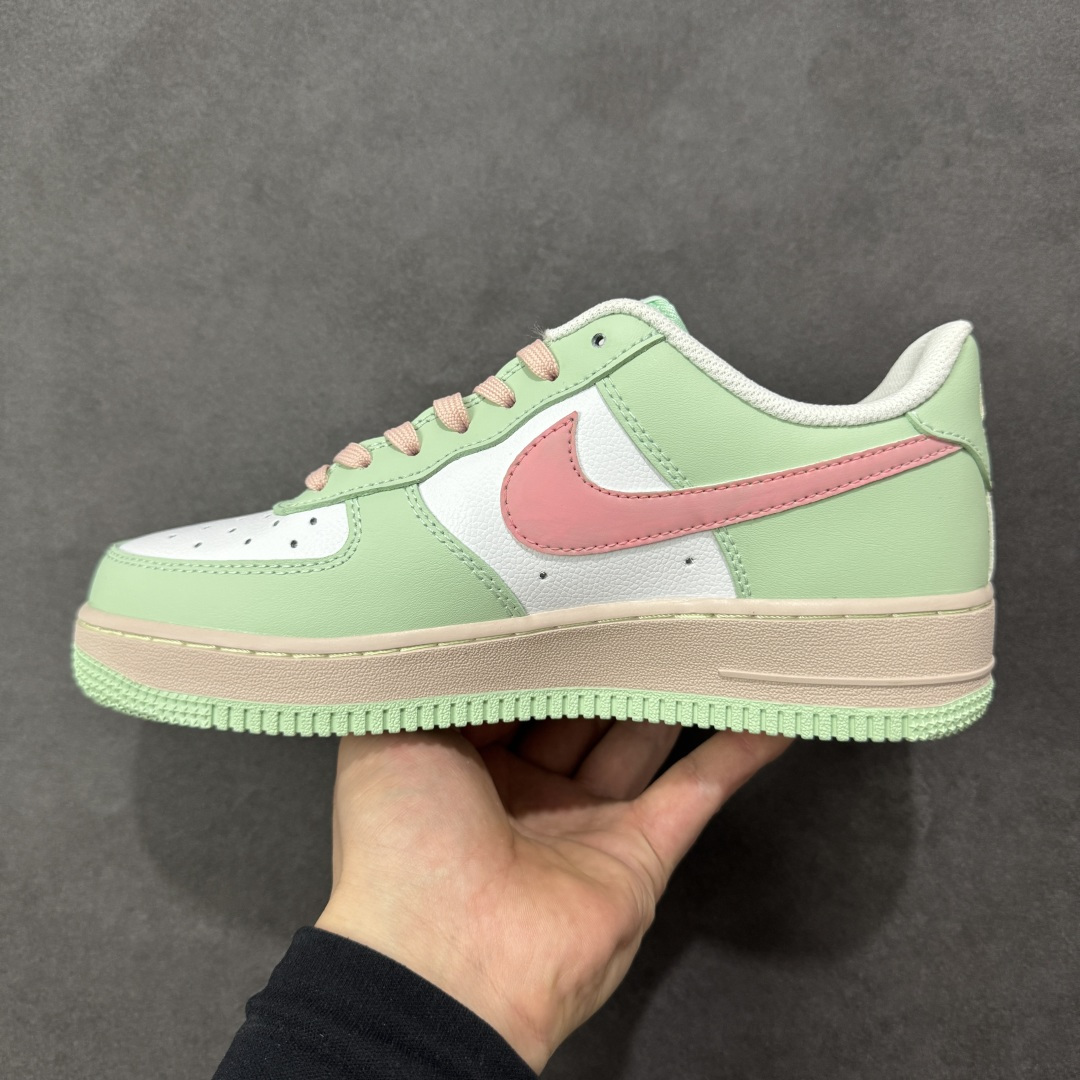 图片[2]-【定制版】手绘涂鸦“青粉蜜恋”Nike Air Force 1 “Mint & Pink Sweetheart ”空军一号定制板鞋 以 “春日甜恋” 为设计主题，采用清新薄荷绿与柔雾粉拼接皮革，鞋身点缀手绘爱心、波点图案与迷你 Swoosh，搭配浅卡其色中底与撞色鞋带，营造出清甜浪漫的氛围。作为马年情人节限定款，它将少女感与复古质感结合，拥有节日专属的浪漫细节 货号：DB3301-909 尺码： 36 36.5 37.5 38 38.5 39 40 40.5 41 42 42.5 43 44 44.5 45-选品中心