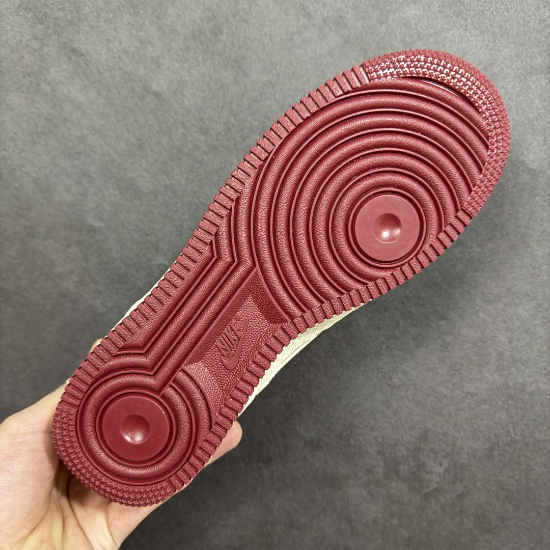 图片[9]-【定制版】NIke Air Force 1 \’07 Low “马年限定–米脂胭红” 空军一号低帮 运动鞋 休闲鞋 折边针车 工艺难度大 原楦头原纸板 高端定制鞋盒 原厂鞋底 超高清洁度 细节完美 货号：NH0601-514 尺码：36 36.5 37.5 38 38.5 39 40 40.5 41 42 42.5 43 44 44.5 45-选品中心