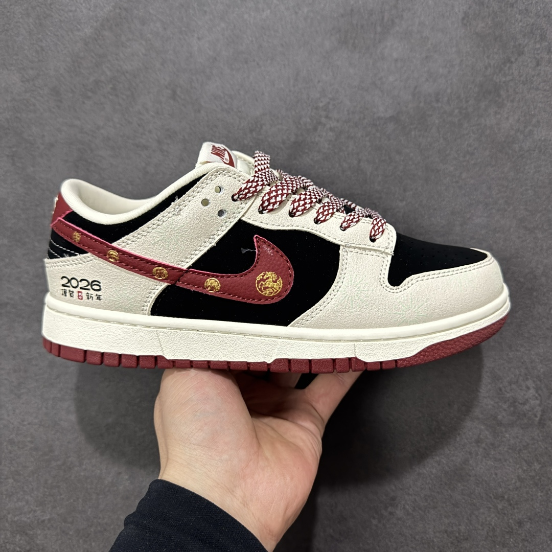 【定制版】夜光烟花 马年限定 Nike Dunk Low 马年专属挂饰+2026烫印暗藏仪式感，夜光烟花图案夜间吸睛度拉满，Dunk经典鞋型保证缓震脚感，防滑大底适配各种场景。日常搭配卫衣、连衣裙都能出彩，不管是跨年还是日常出街，这双鞋都能让你在马年自带光芒，夜光特效更是拍照神器！ 货号：SL8888-001 尺码：36 36.5 37.5 38 38.5 39 40 40.5 41 42 42.5 43 44 44.5 45-选品中心
